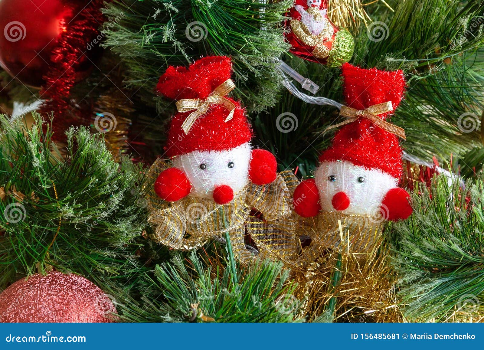 à rbol Verde Artificial De Navidad Decorado Con Dos Hermosos Muñecos De Nieve Con Narices Y Sombreros Rojos, Y Otros Juguetes Imagen de archivo - Imagen de juguetes, artificial: 156485681