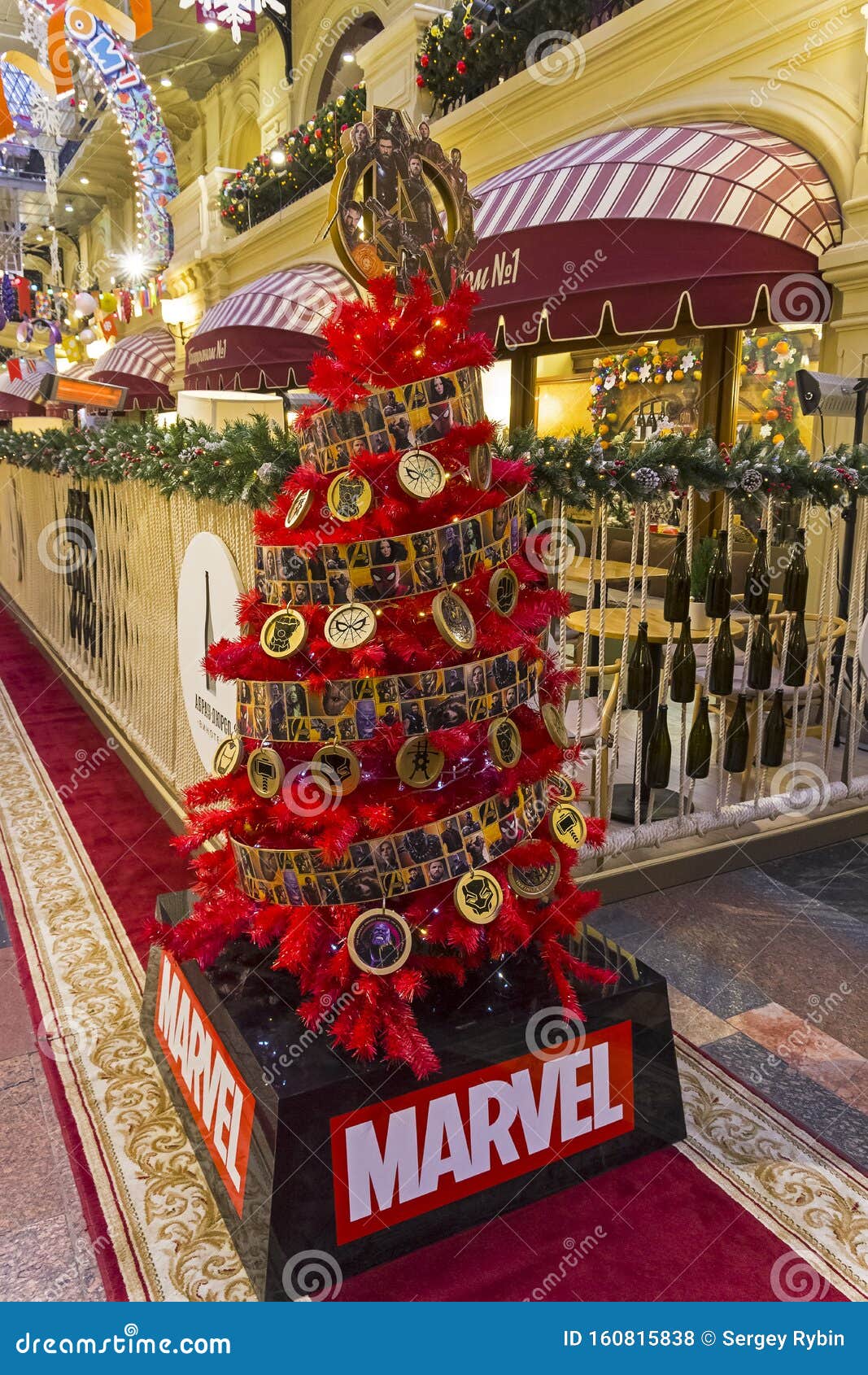 Árboles De Navidad Con Símbolos De Varias Empresas En GUM Moscú, Rusia Foto  de archivo editorial - Imagen de goma, rusia: 160815838