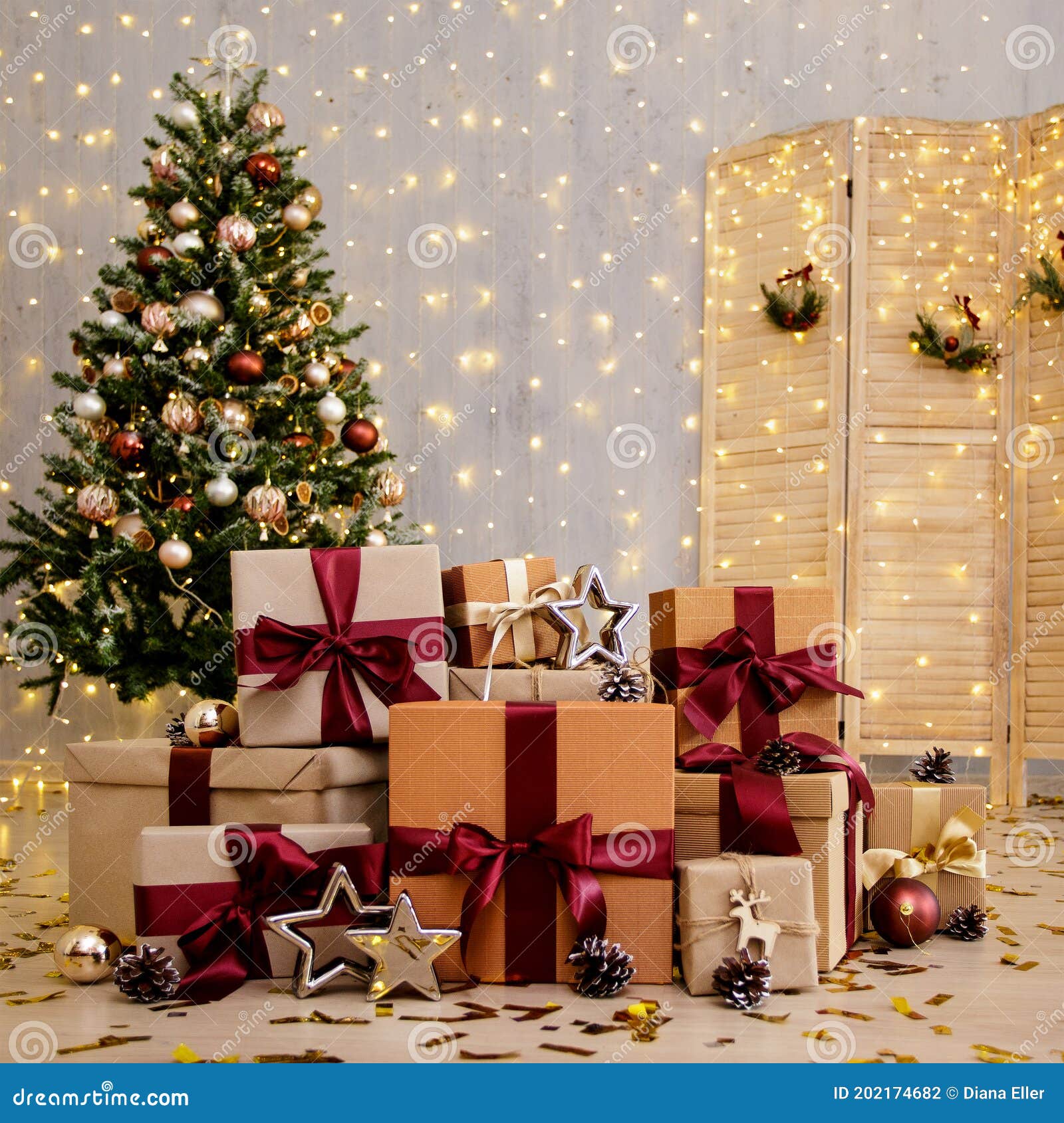 bomba Torpe neutral árboles De Navidad Decorados Y Regalos Con Pantalla Plegable Y Luces Led  Foto de archivo - Imagen de iluminado, casa: 202174682