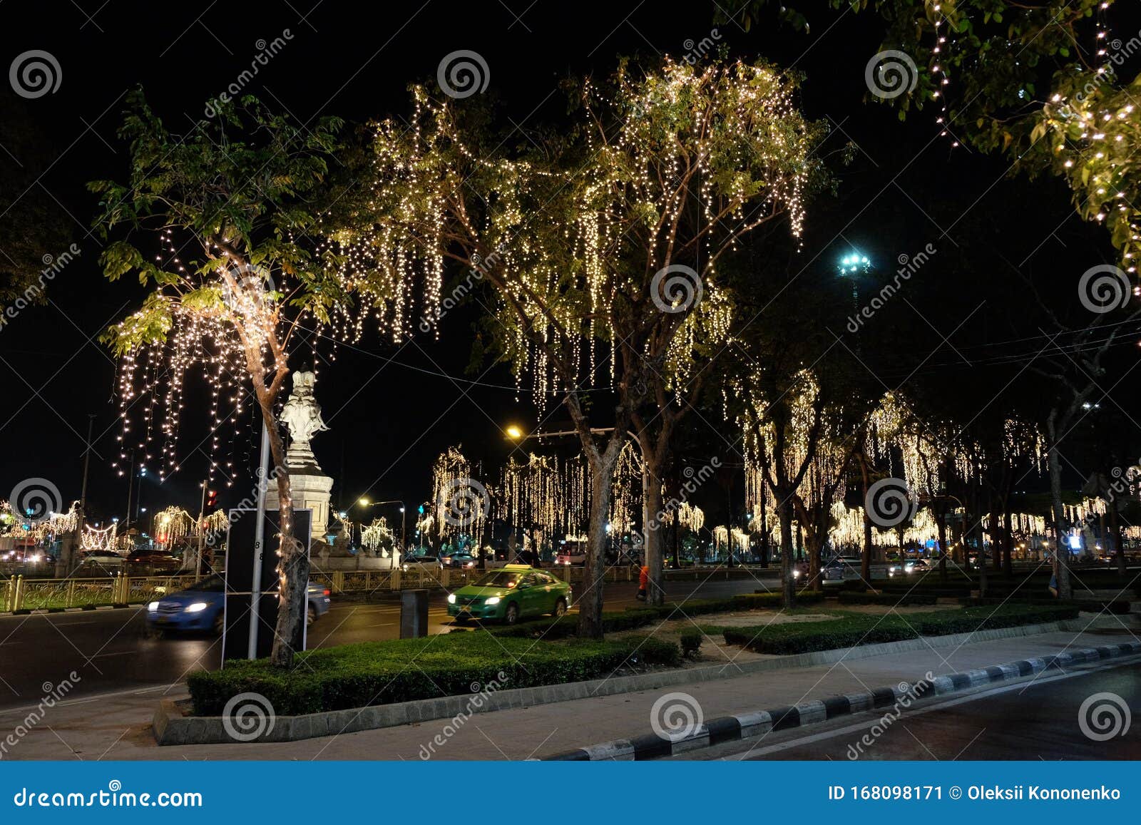 Árboles Decorados Con Luces De Vacaciones Crecen Por Las Calles De La  Ciudad Por La Noche Foto editorial - Imagen de avenida, noche: 168098171