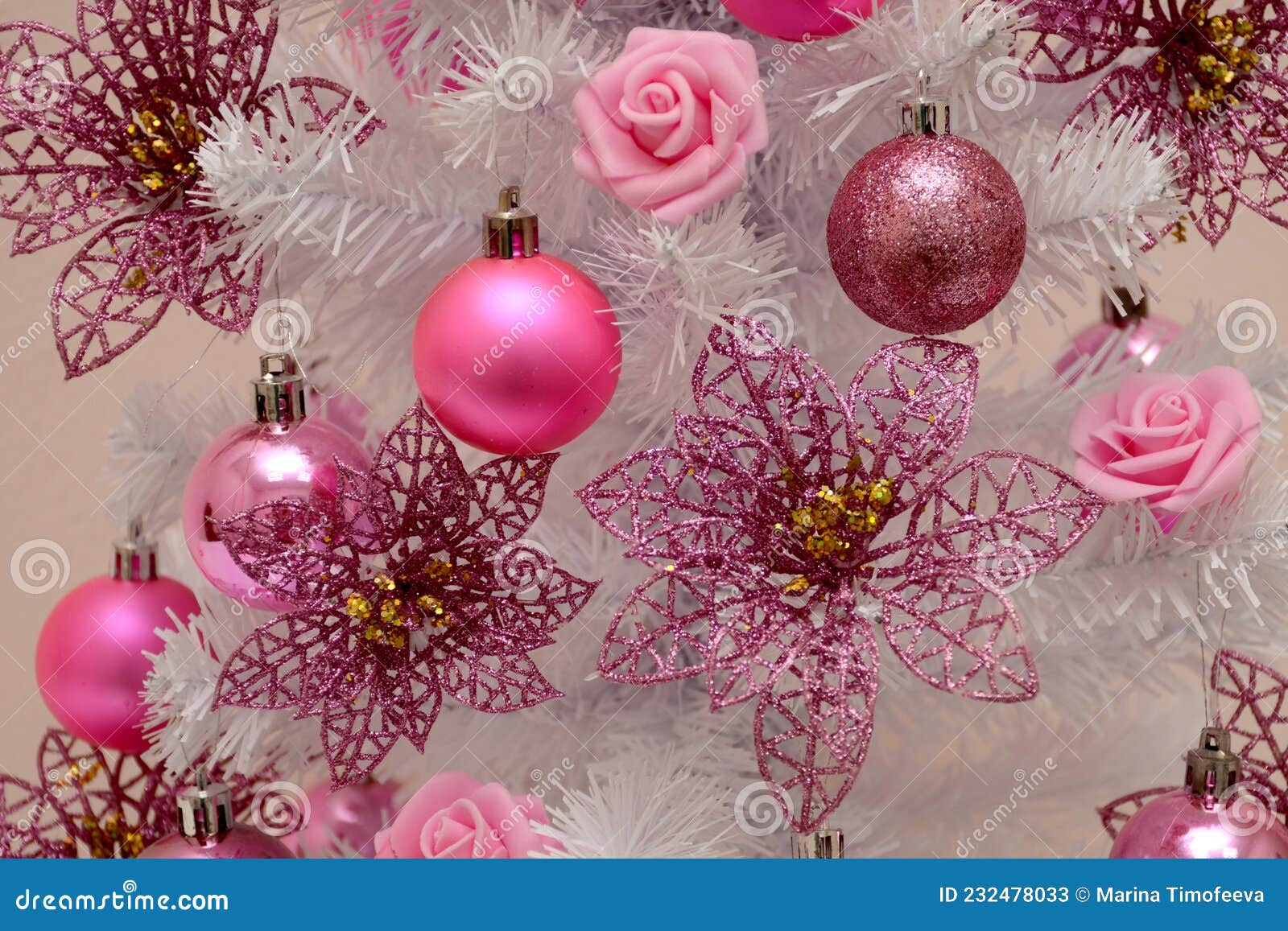 A árvore Branca De Natal é Decorada Com Bolas E Flores Cor-de-rosa.  Decorações Originais Nos Ramos De Um Natal Imagem de Stock - Imagem de rosas,  brilhante: 232478033