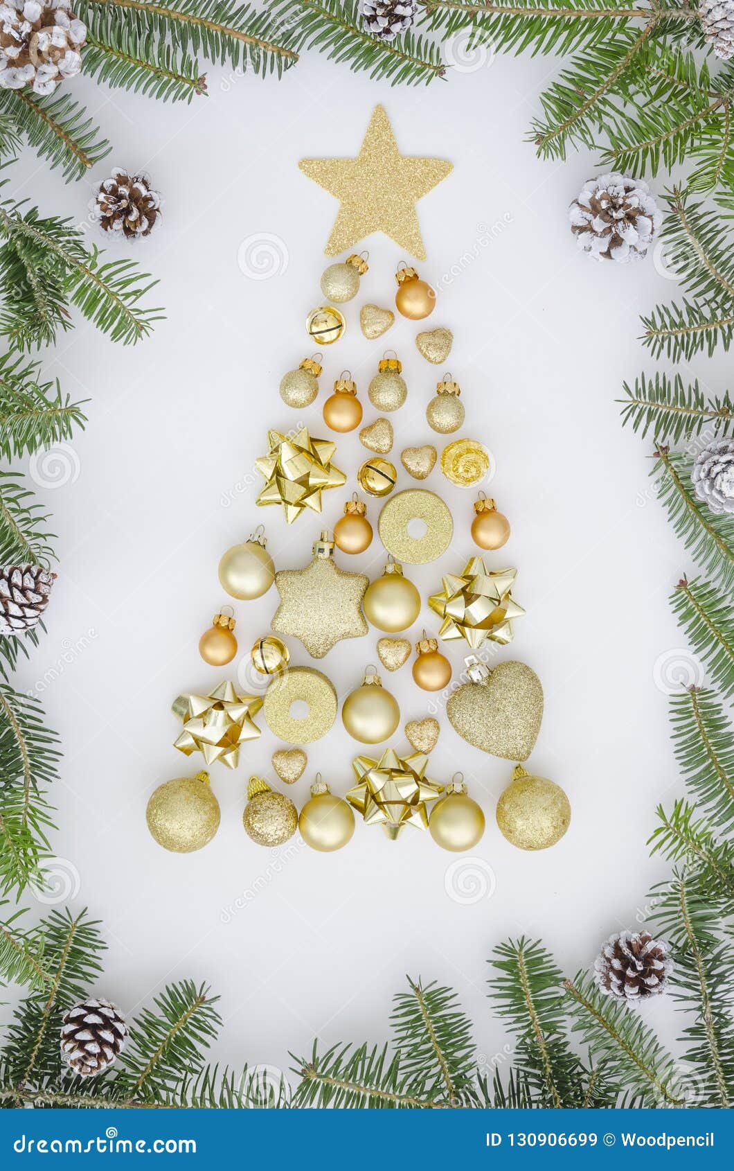 Árvore Da Composição Do Natal Feita De Decorações Do Ano Novo, De Bolas Douradas, De Coração, De Vela, De Sino E De Coisas Do Inv Imagem de Stock - Imagem de feriado, Árvore Da Composição Do Natal Feita De Decorações Do Ano Novo, De Bolas Douradas, De Coração, De Vela, De Sino E De Coisas Do Inv Imagem de Stock - Imagem de feriado,