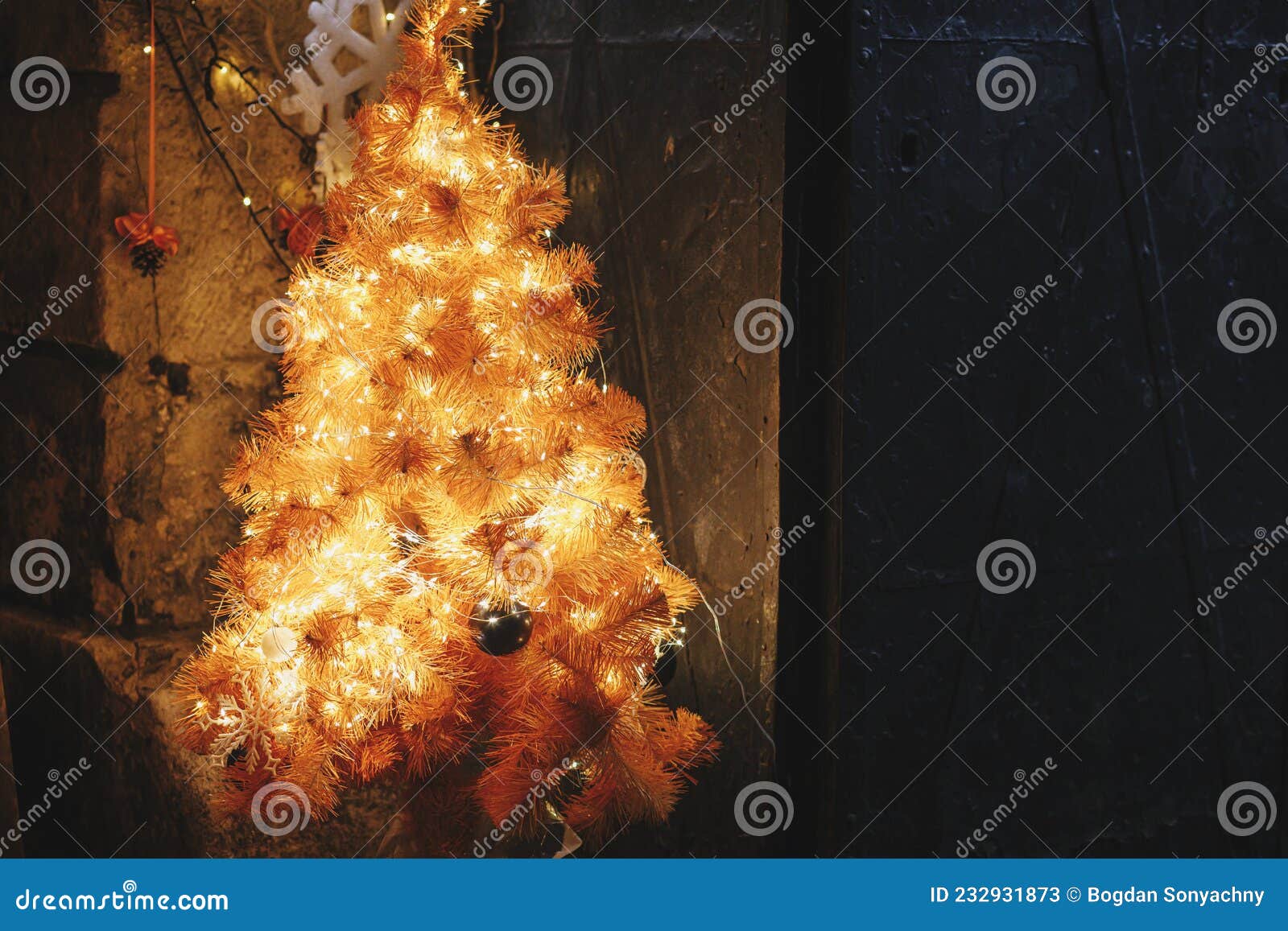 árvore De Natal Amarela Estilosa Iluminada à Noite, à Porta Antiga. Espaço Para Texto. Tempo De Magia Atmosférica. Natal Imagem de Stock - Imagem de atmosférico, festivo: 232931873 árvore De Natal Amarela Estilosa Iluminada à Noite, à Porta Antiga. Espaço Para Texto. Tempo De Magia Atmosférica. Natal Imagem de Stock - Imagem de atmosférico, festivo: 232931873