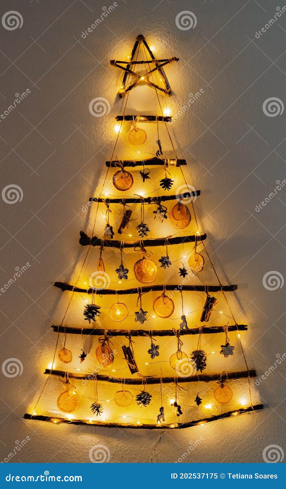 árvore De Natal Artesanal Feita a Partir De Paus E Materiais Naturais. Imagem de Stock - Imagem de barato, projeto: 202537175 árvore De Natal Artesanal Feita a Partir De Paus E Materiais Naturais. Imagem de Stock - Imagem de barato, projeto: 202537175