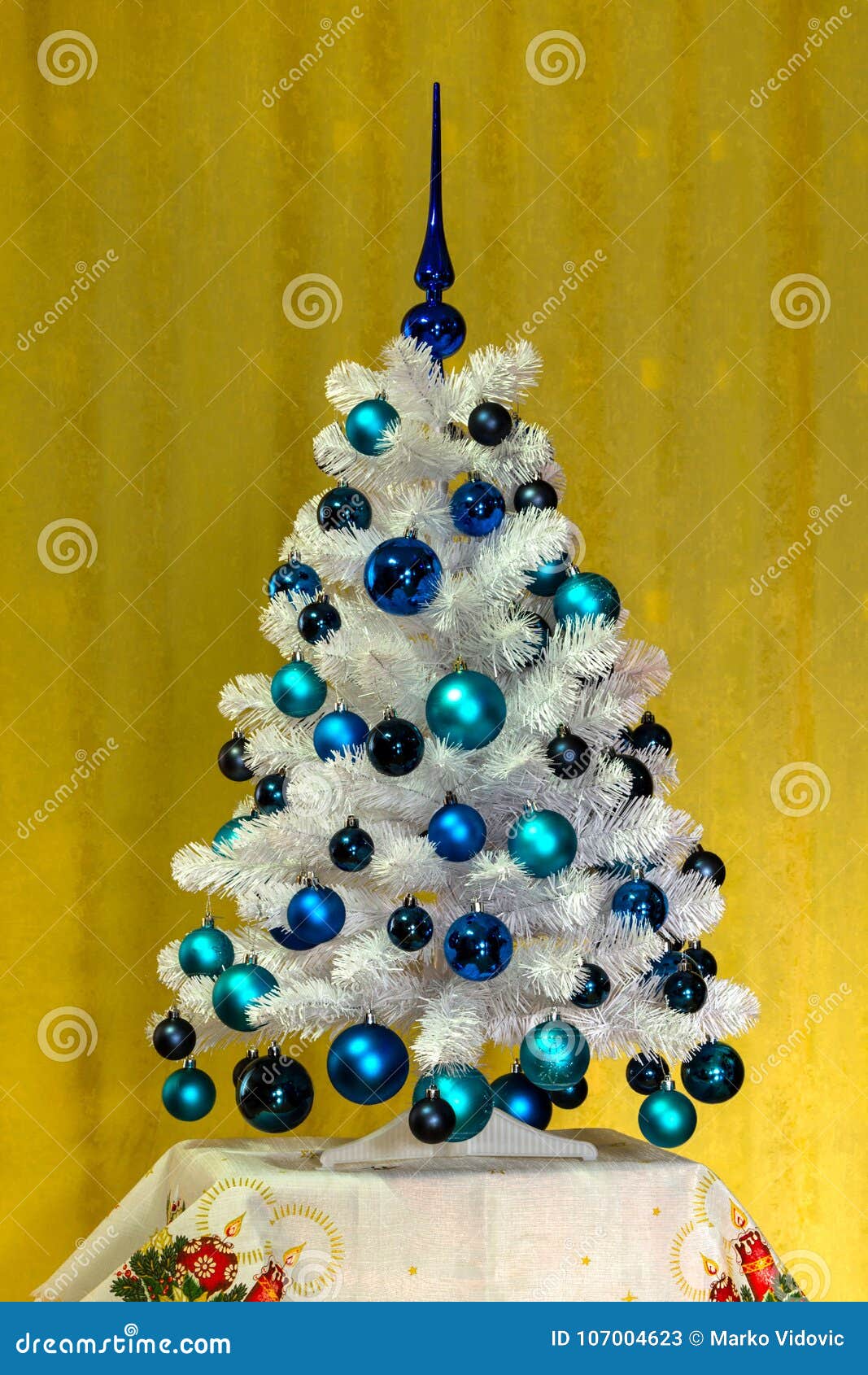 Árvore De Natal Azul Branca Imagem de Stock - Imagem de ornamento, humor: 107004623 Árvore De Natal Azul Branca Imagem de Stock - Imagem de ornamento, humor: 107004623
