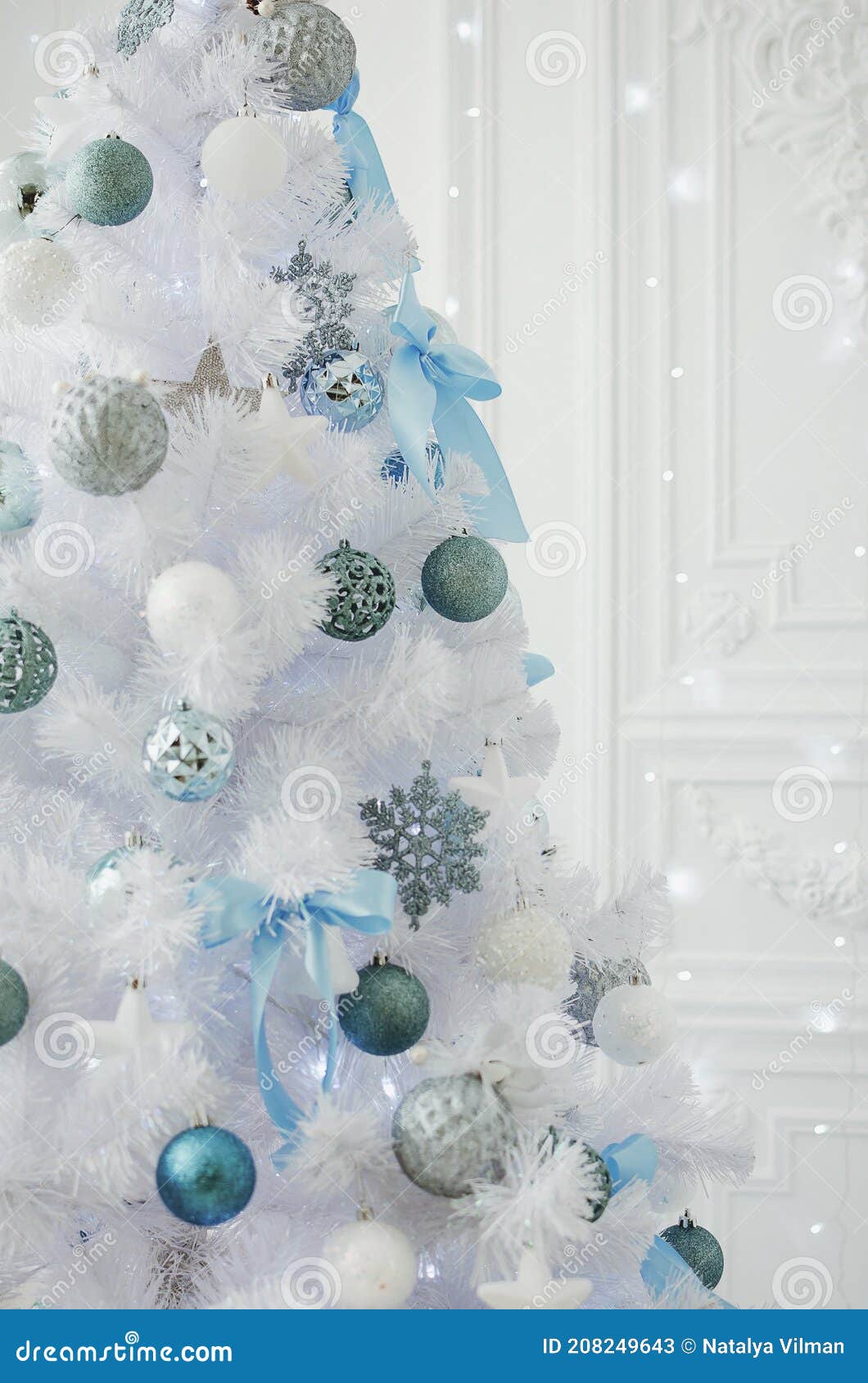 árvore De Natal Azul E Prata Com Decoração Imagem de Stock - Imagem de ornamento, festivo: 208249643 árvore De Natal Azul E Prata Com Decoração Imagem de Stock - Imagem de ornamento, festivo: 208249643