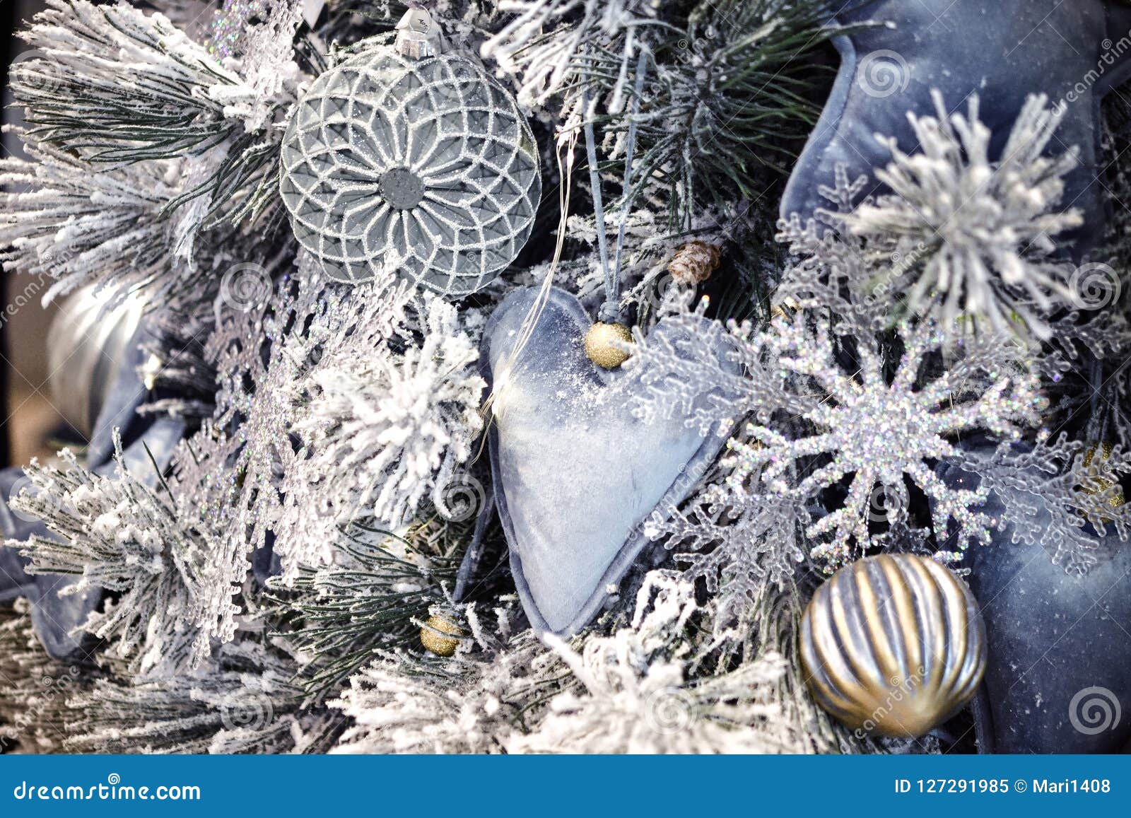 Árvore De Natal Coberto De Neve Decorativa Decorada Com Decorativo Imagem de Stock - Imagem de neve, congelar: 127291985 Árvore De Natal Coberto De Neve Decorativa Decorada Com Decorativo Imagem de Stock - Imagem de neve, congelar: 127291985