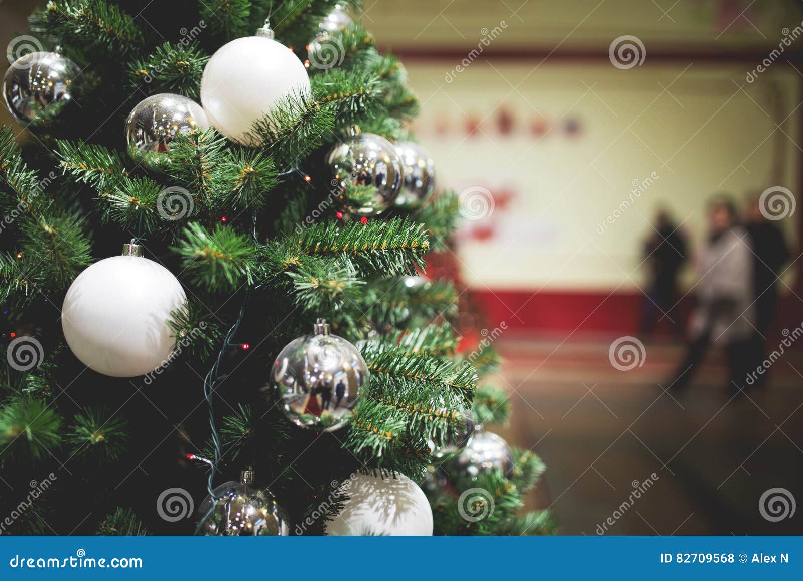 Árvore De Natal Com Bolas Brancas Foto de Stock - Imagem de comércio,  festivo: 82709568