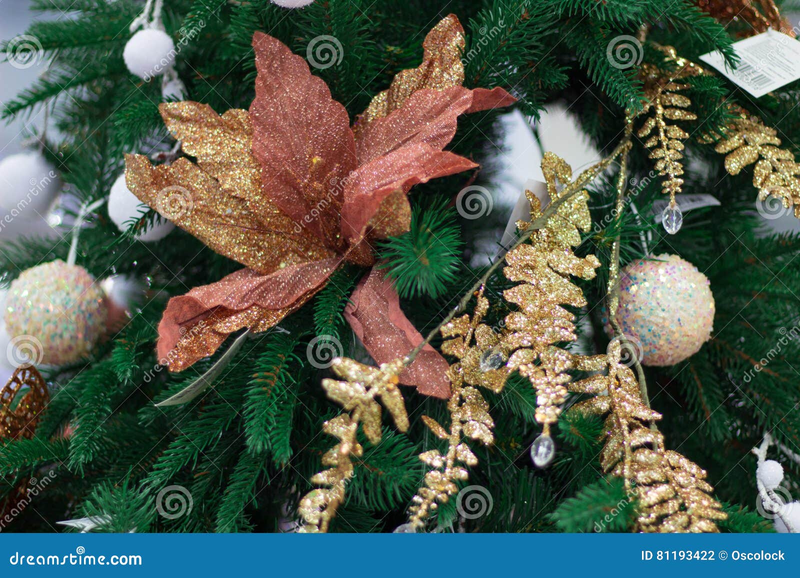 Árvore De Natal Com Bolas E As Folhas Douradas, Orna Alaranjado Da Flor  Foto de Stock - Imagem de feriado, ainda: 81193422