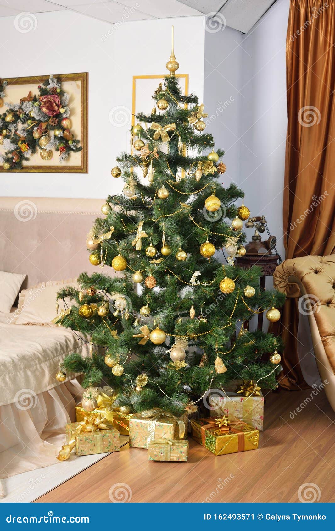 Árvore De Natal Com Brinquedos De Bola E Presentes De Caixa De Presentes  Embaixo Da Sala De Estar Imagem de Stock - Imagem de bonito, ninguém:  162493571