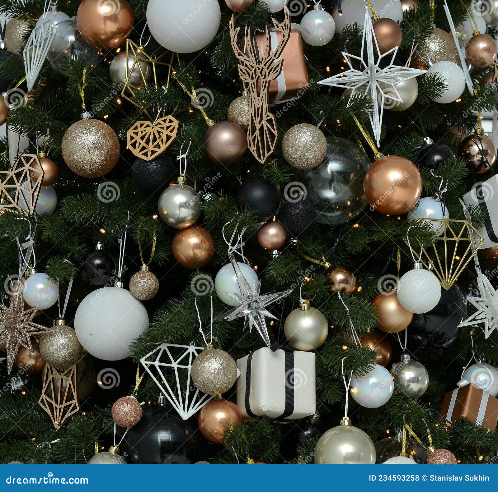 árvore De Natal Com Caixas De Presente De Decoração Em Preto Branco. Decoração De Natal Feliz Ano Novo! Humor De Natal Foto de Stock - Imagem de projeto, natal: 234593258 árvore De Natal Com Caixas De Presente De Decoração Em Preto Branco. Decoração De Natal Feliz Ano Novo! Humor De Natal Foto de Stock - Imagem de projeto, natal: 234593258