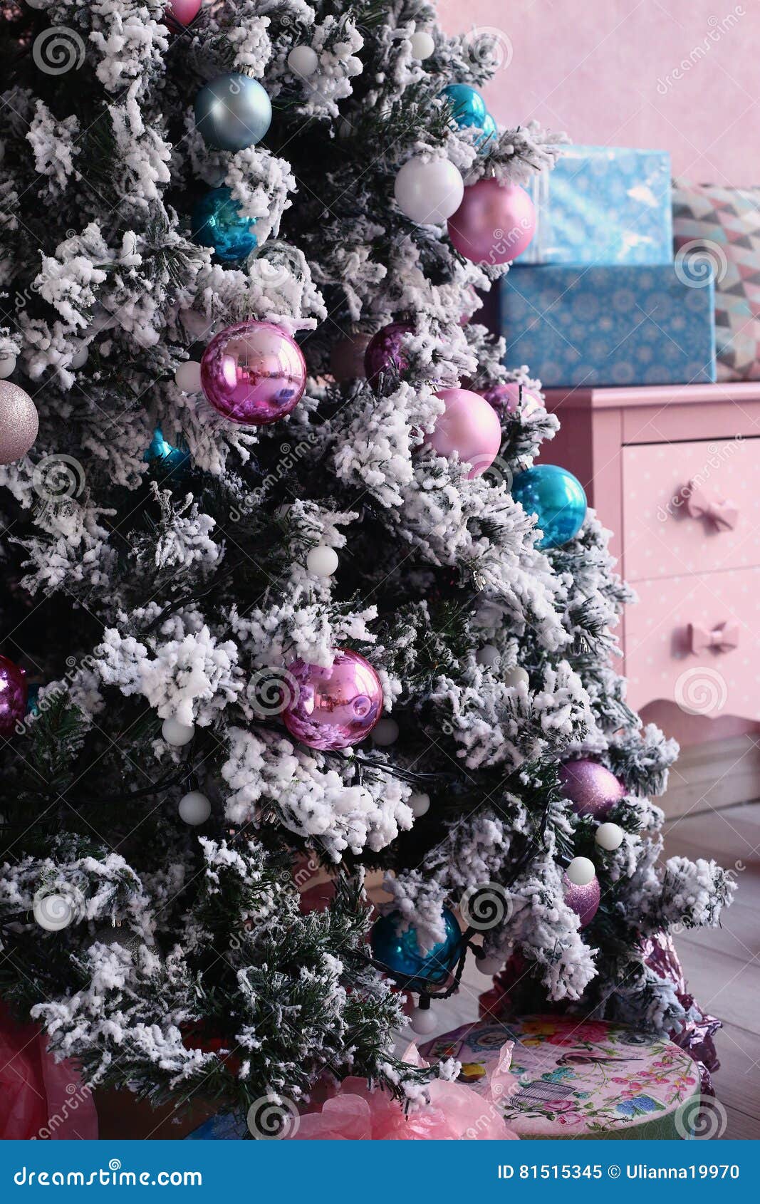 Árvore De Natal Com a Decoração Na Sala Cor-de-rosa Imagem de Stock - Imagem de brilhante, arte: 81515345 Árvore De Natal Com a Decoração Na Sala Cor-de-rosa Imagem de Stock - Imagem de brilhante, arte: 81515345