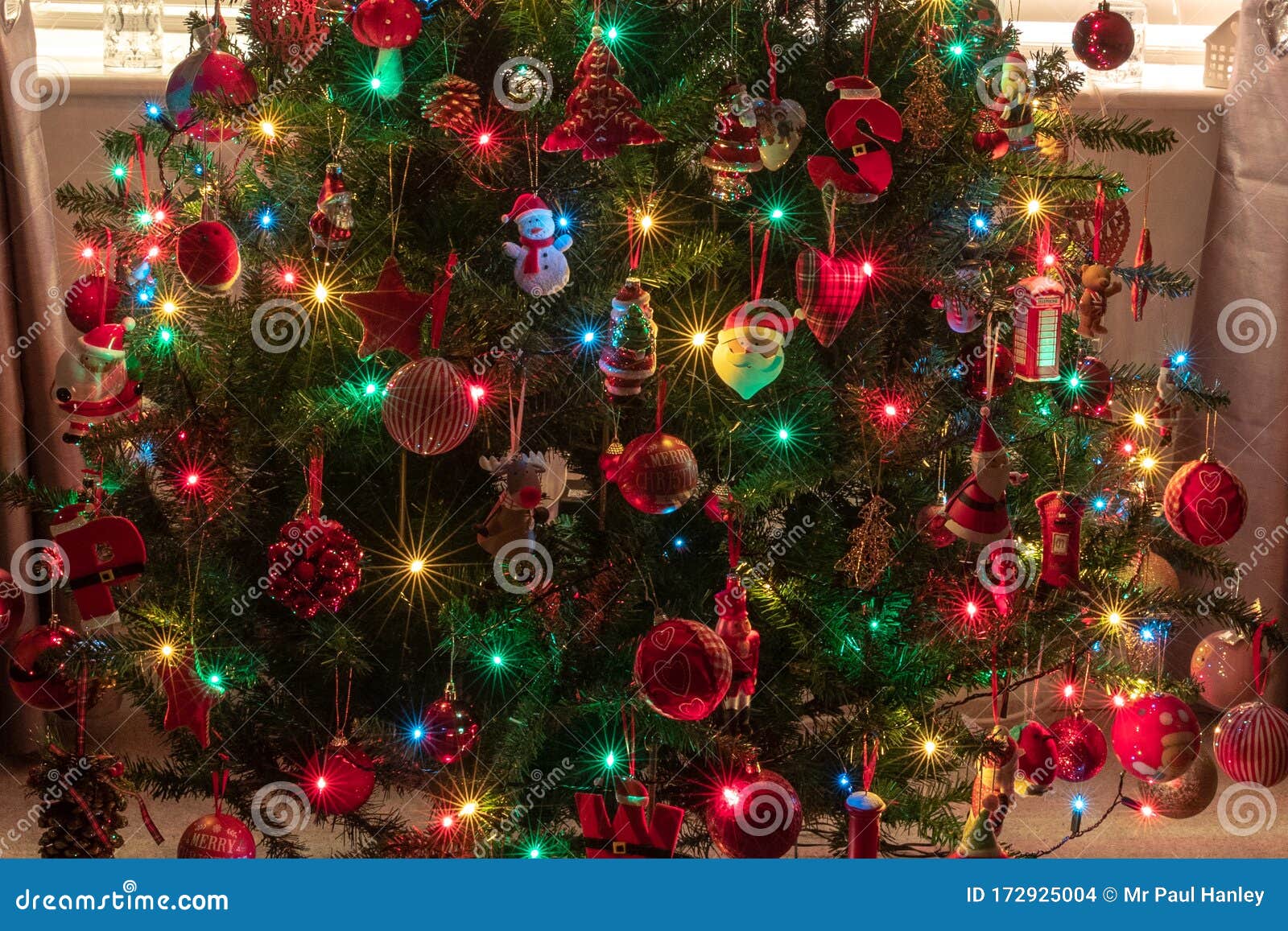 árvore De Natal Com Decoração Vermelha E Dourada Foto de Stock - Imagem de rupturas, piscina: 172925004 árvore De Natal Com Decoração Vermelha E Dourada Foto de Stock - Imagem de rupturas, piscina: 172925004
