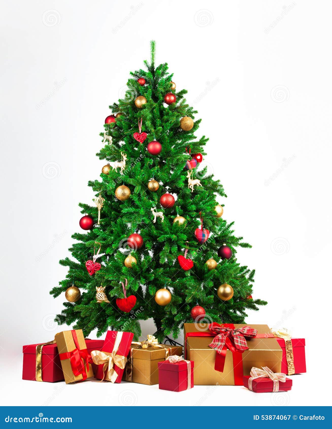 A árvore De Natal Com Dourado E Vermelho Apresenta Sob Ela Imagem de Stock  - Imagem de projeto, isolado: 53874067