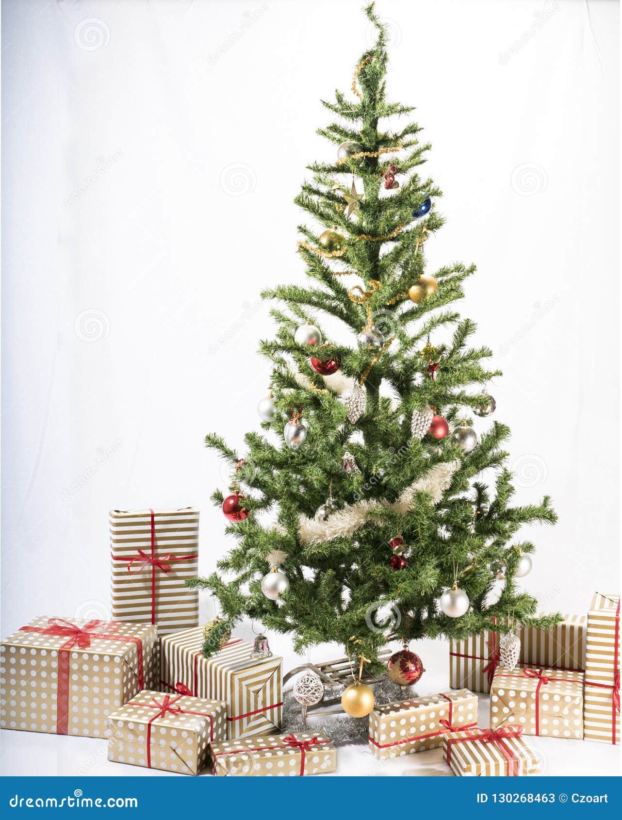 Árvore De Natal Com Presentes Embaixo Imagem de Stock - Imagem de  brilhante, festivo: 130268463