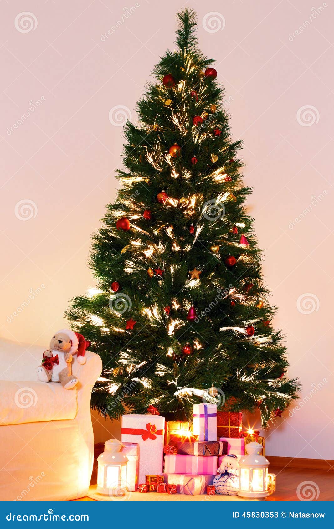 Árvore De Natal Com Presentes Embaixo Na Sala De Visitas Imagem de Stock - Imagem de colorido, santa: 45830353 Árvore De Natal Com Presentes Embaixo Na Sala De Visitas Imagem de Stock - Imagem de colorido, santa: 45830353