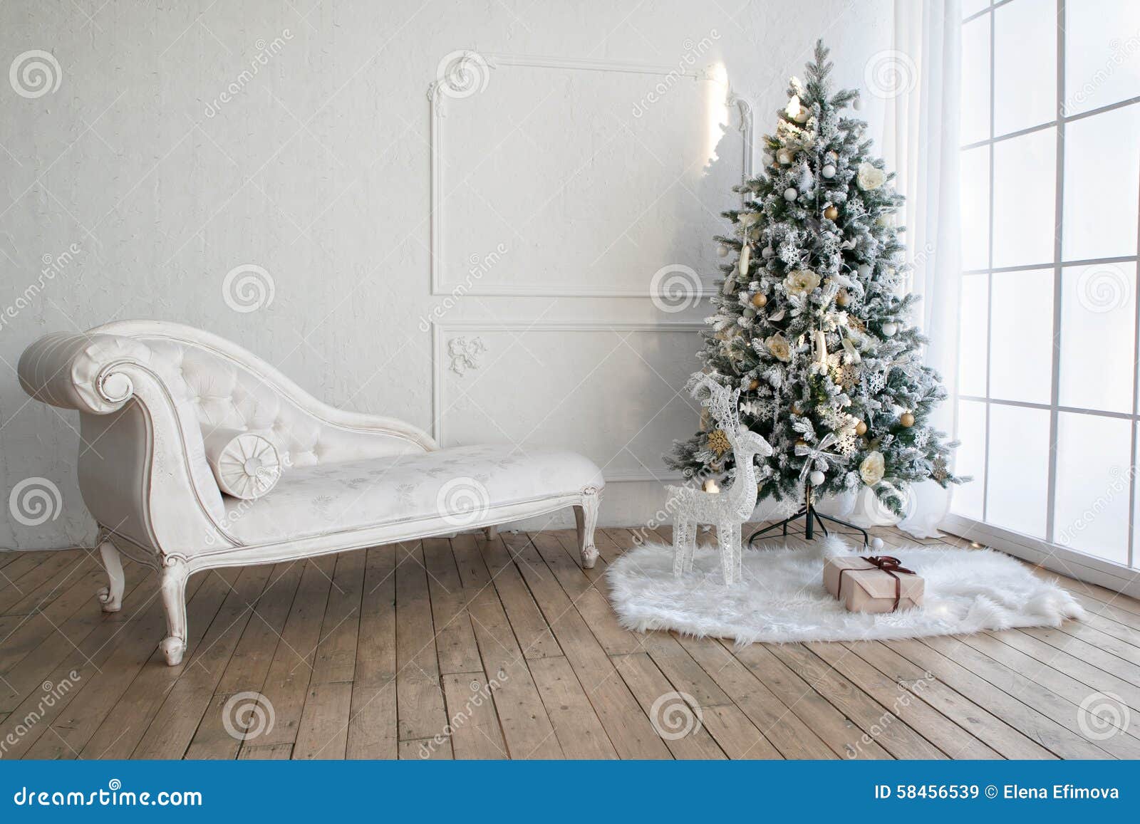 Árvore De Natal Com Presentes Embaixo Na Sala De Visitas Imagem de Stock -  Imagem de presentes, ninguém: 58456539