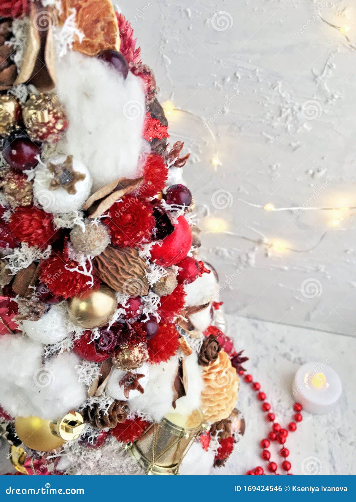 Árvore De Natal Criativa Feita à Mão, Uma Ideia Incomum Para Uma Decoração De Natal De Férias Decoração Da árvore De Natal Branca Foto de Stock - Imagem de inverno, fundo: 169424546 Árvore De Natal Criativa Feita à Mão, Uma Ideia Incomum Para Uma Decoração De Natal De Férias Decoração Da árvore De Natal Branca Foto de Stock - Imagem de inverno, fundo: 169424546