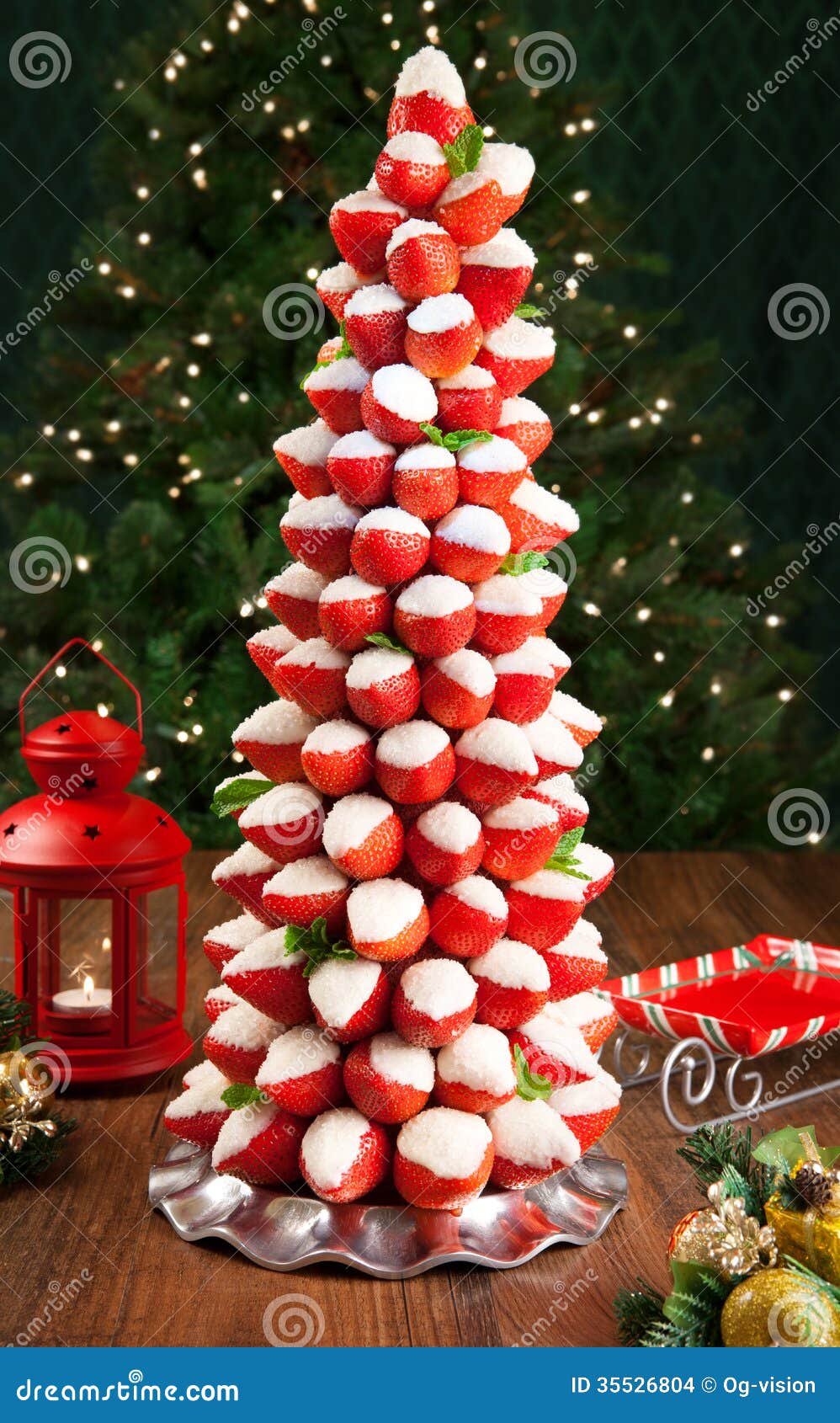 Árvore de Natal da morango foto de stock. Imagem de morangos - 35526804 Árvore de Natal da morango foto de stock. Imagem de morangos - 35526804