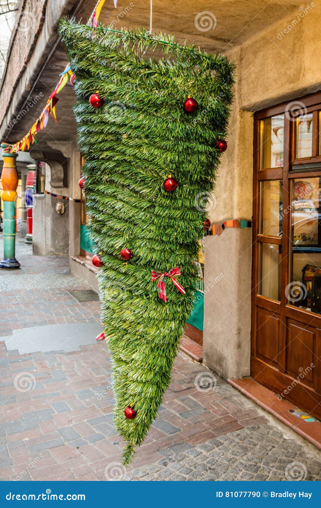 Árvore De Natal De Cabeça Para Baixo, Viena, Áustria Foto de Stock - Imagem  de felicidade, janeiro: 81077790