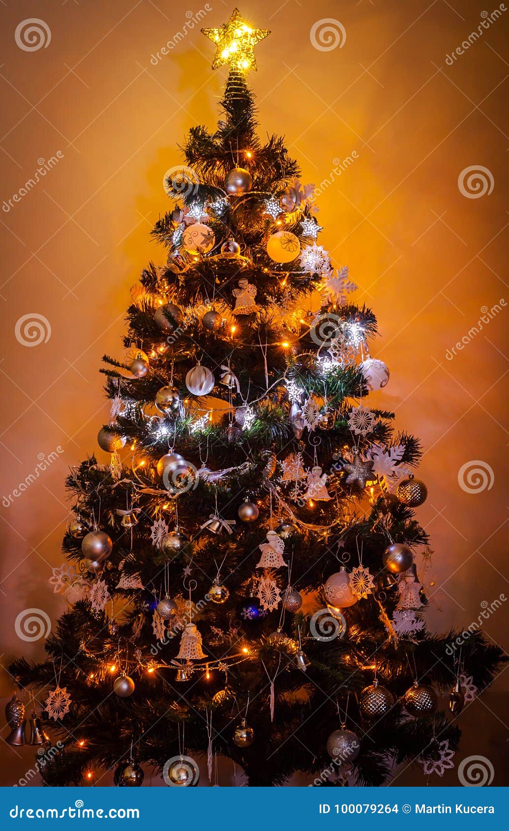 Vista da árvore de natal lindamente decorada