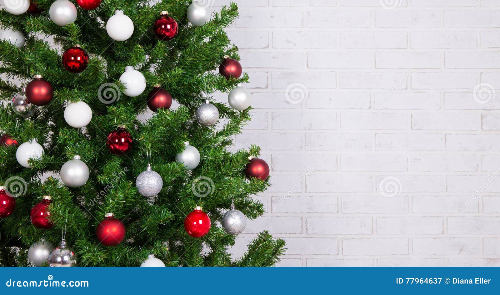 Árvore De Natal Decorada Com As Bolas Coloridas Sobre O Wa Branco Do Tijolo  Imagem de Stock - Imagem de presente, comemore: 77964637