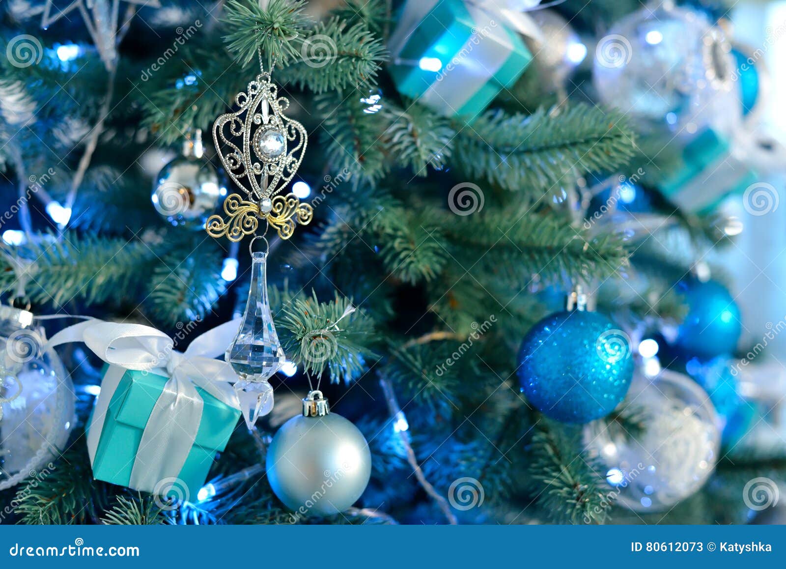 Árvore De Natal Decorada Com As Bolas E Luz Azuis Do Vintage Imagem de Stock - Imagem de forma, geada: 80612073 Árvore De Natal Decorada Com As Bolas E Luz Azuis Do Vintage Imagem de Stock - Imagem de forma, geada: 80612073