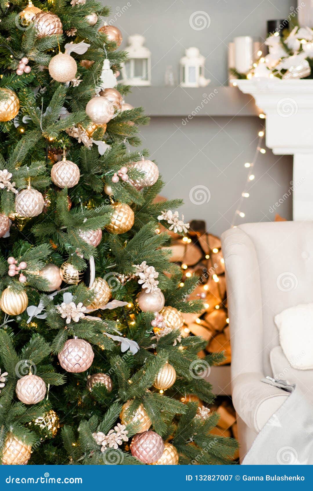 Árvore De Natal Decorada Com Bolas Douradas Imagem de Stock - Imagem de verde, parede: 132827007 Árvore De Natal Decorada Com Bolas Douradas Imagem de Stock - Imagem de verde, parede: 132827007