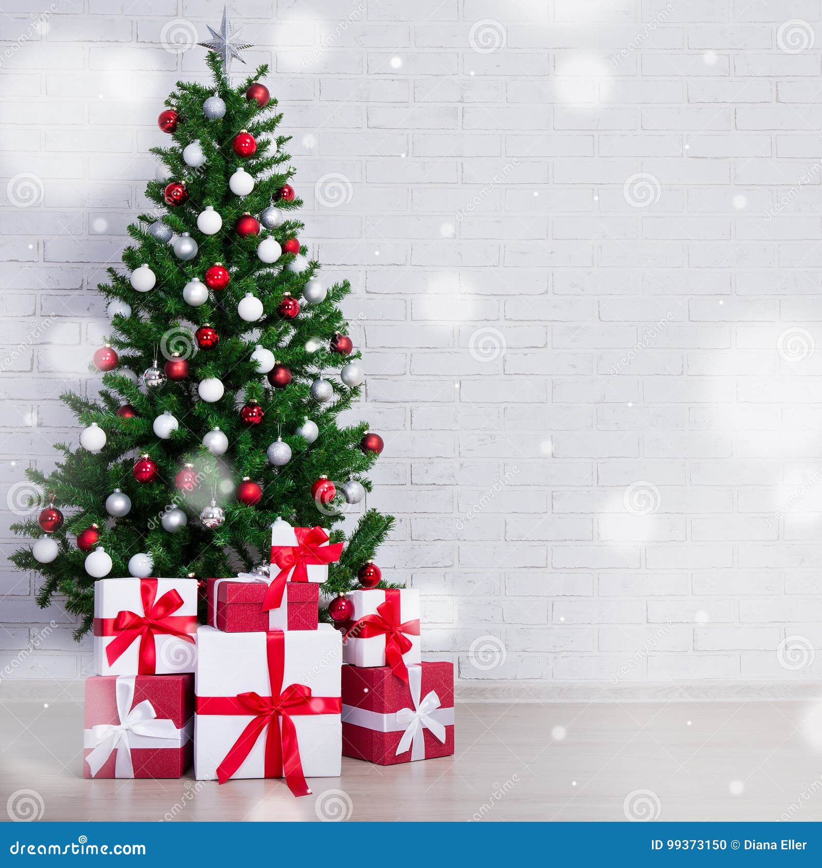 Árvore De Natal Decorada Com Bolas E As Caixas De Presente Coloridas Sobre  Foto de Stock - Imagem de caixa, quarto: 99373150