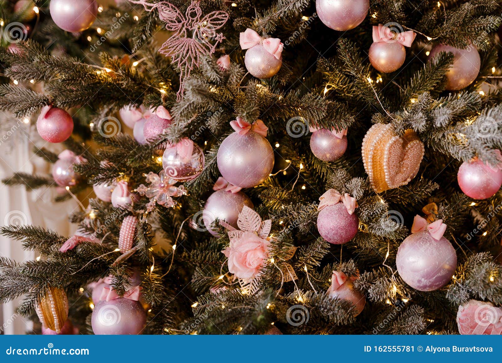 Árvore De Natal Decorada Com Bolas E Rosas Cor-de-rosa Imagem de Stock -  Imagem de roxo, alegre: 162555781