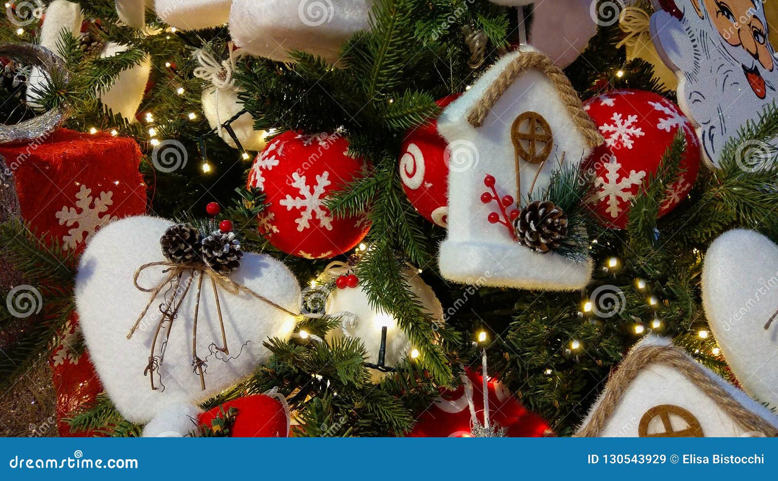Árvore De Natal Decorada Com Casa E Coração Imagem de Stock - Imagem de  detalhe, esferas: 130543929