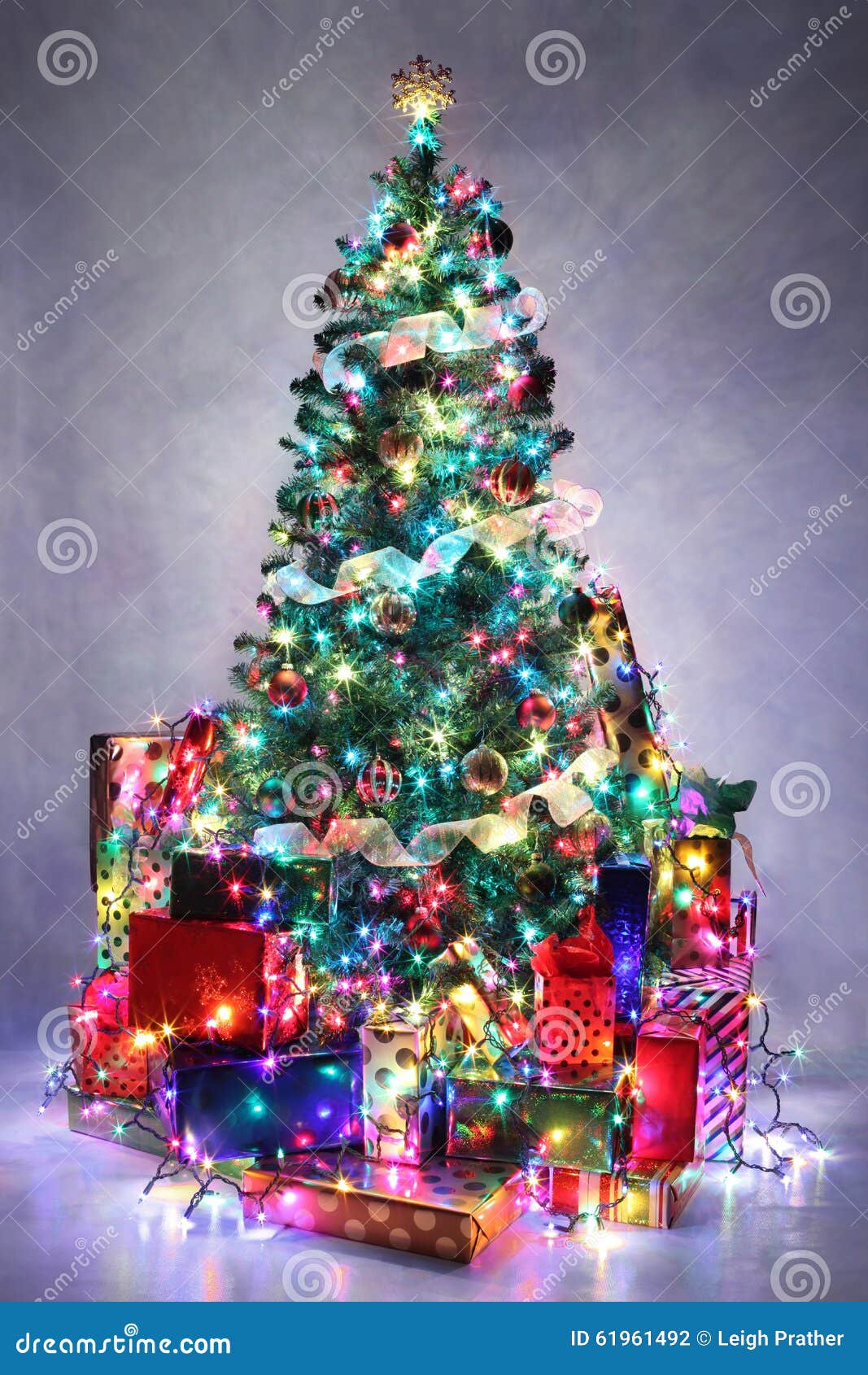 Árvore De Natal Decorada Com Luzes Coloridas Foto de Stock - Imagem de  vermelho, alegre: 61961492