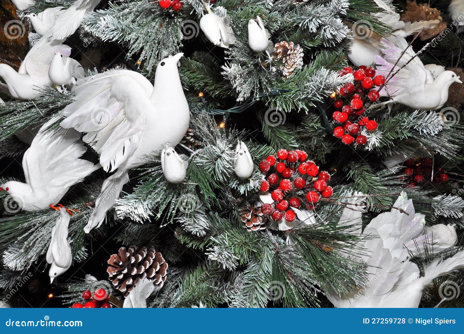 Árvore De Natal Decorada Com Neve & As Pombas Brancas Foto de Stock -  Imagem de inverno, tradicional: 27259728