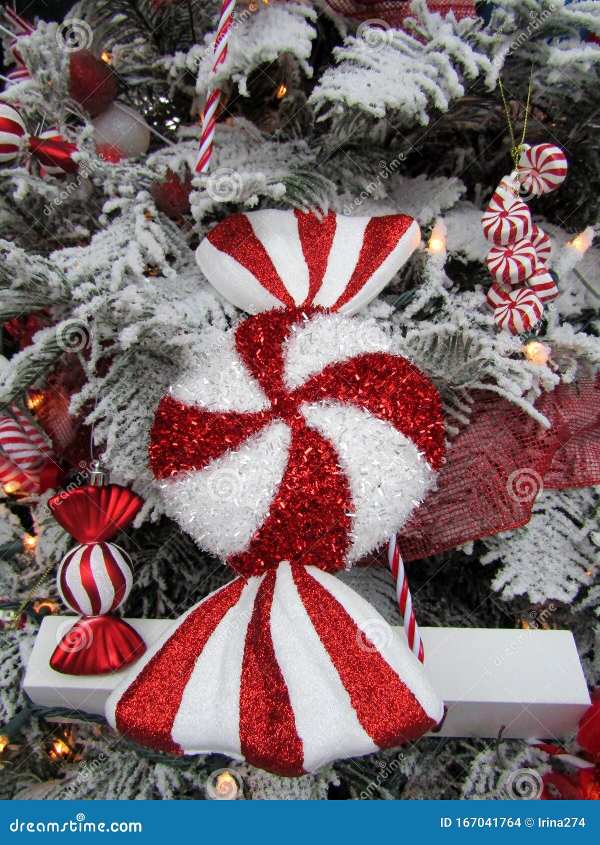 Árvore De Natal Decorada Com Ornamentos Doces Foto de Stock - Imagem de  bonito, neve: 167041764