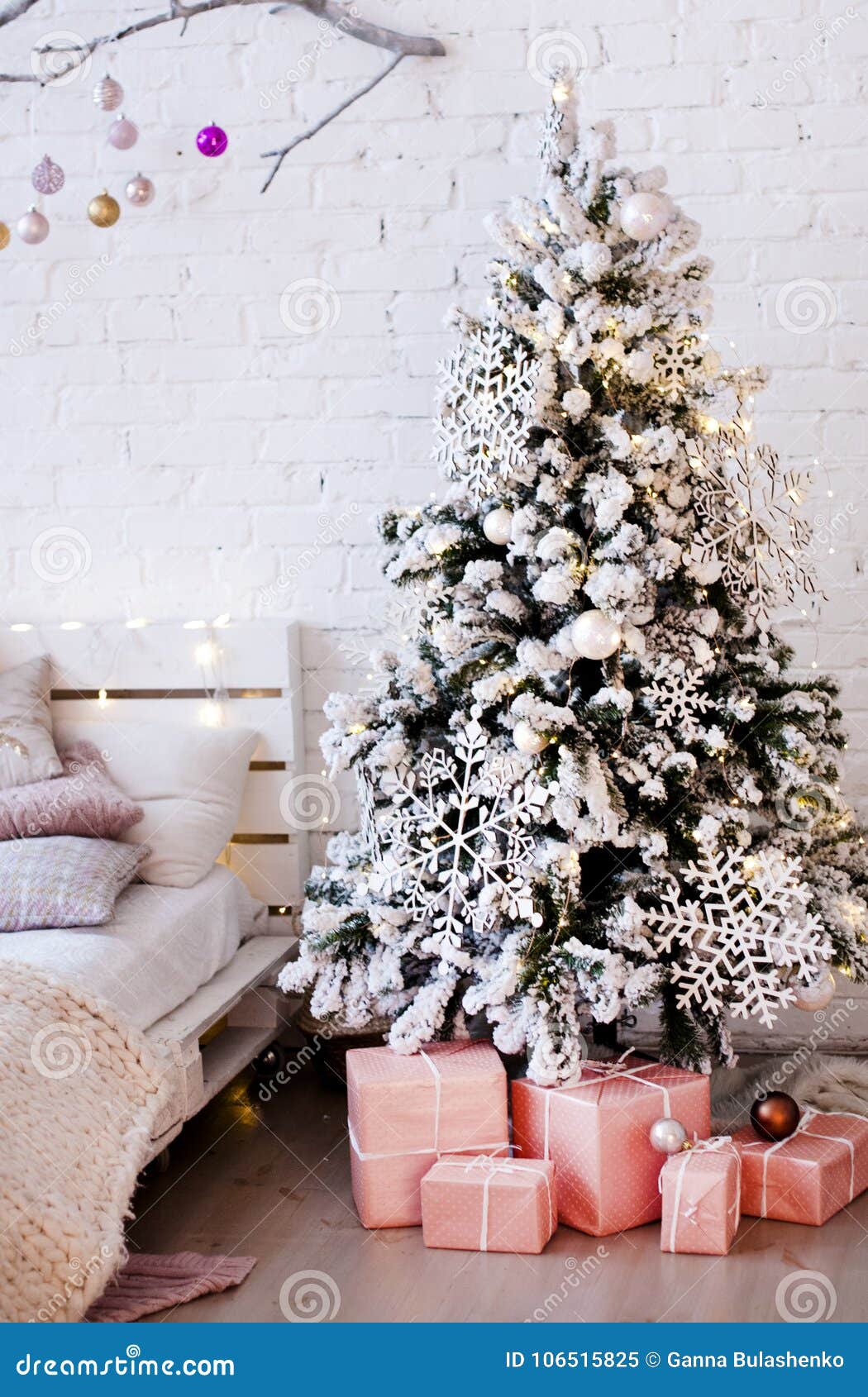 Árvore De Natal Decorada Com Os Grandes Flocos De Neve De Madeira Perto Da  Cama Imagem de Stock - Imagem de tricô, necessidades: 106515825