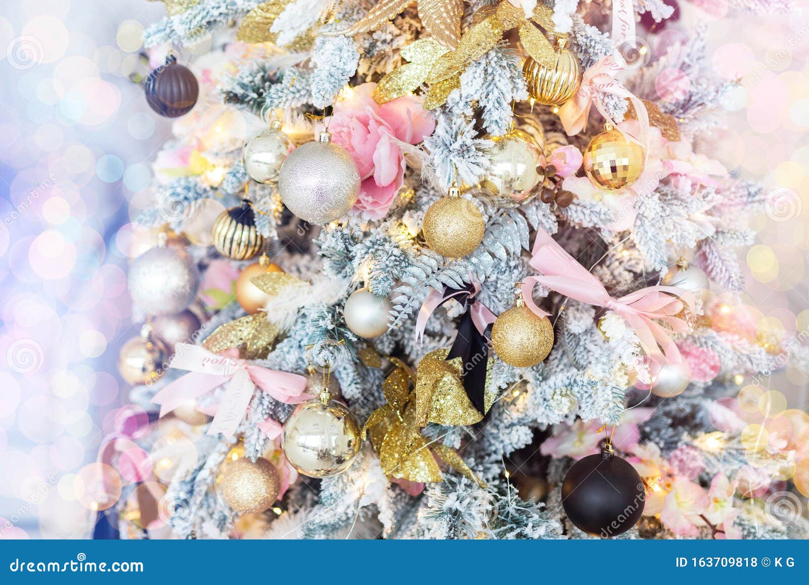 Árvore De Natal Decorada, Cor-de-rosa Brilhante E Fechada, Com Luzes,  Fitas, Bolas E Bolas No Interior De Casa Decoração De Natal Foto de Stock -  Imagem de agulha, ornamento: 163709818