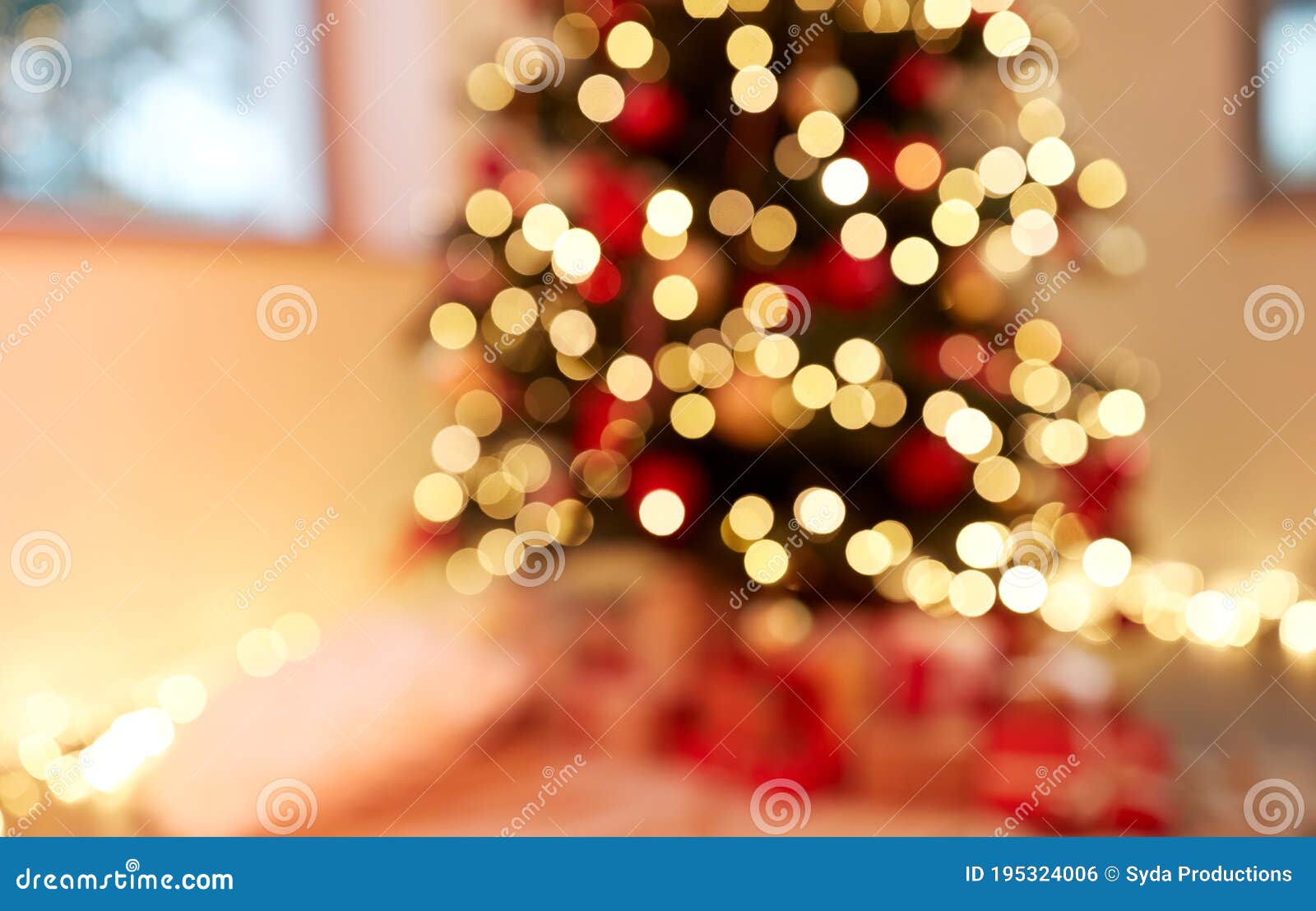 árvore De Natal Decorada Desfocada Em Casa Foto de Stock - Imagem de  alegre, inverno: 195324006