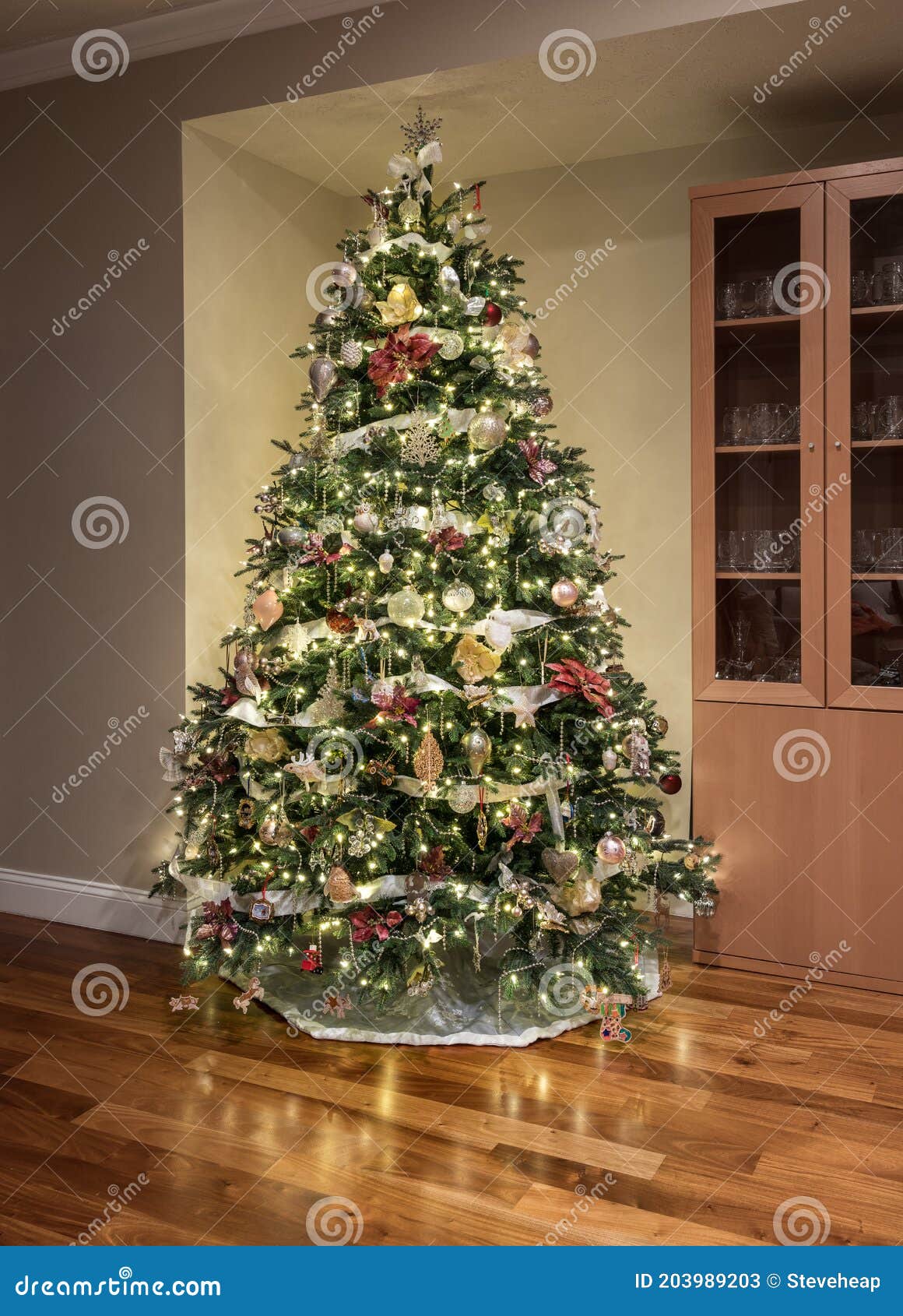 árvore De Natal Decorada De Forma Decorada No Canto De Uma Sala De Família  Moderna Imagem de Stock - Imagem de dezembro, bausolas: 203989203