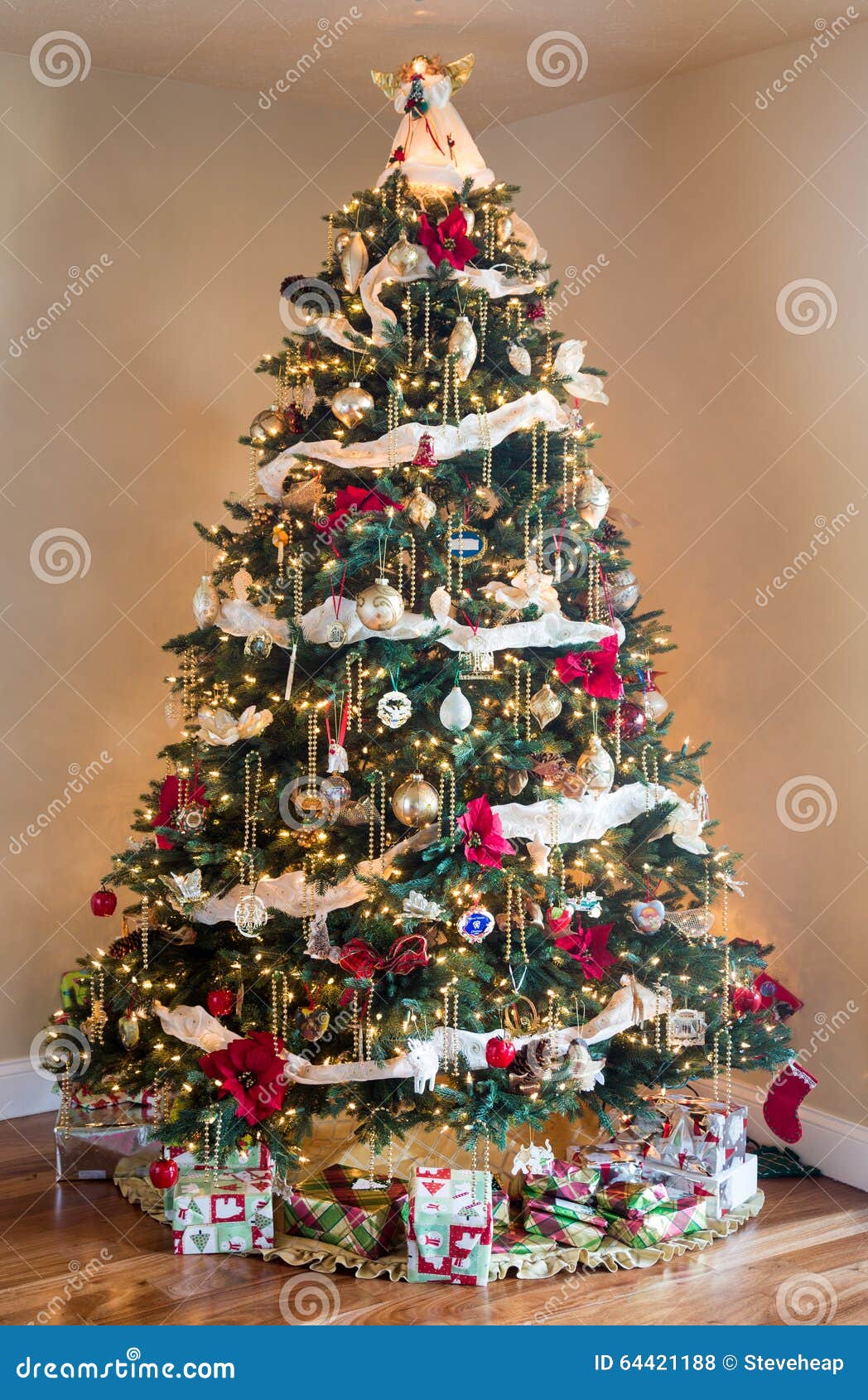 Árvore De Natal Decorada Na Sala De Visitas Moderna Foto de Stock - Imagem  de luzes, espumante: 64421188