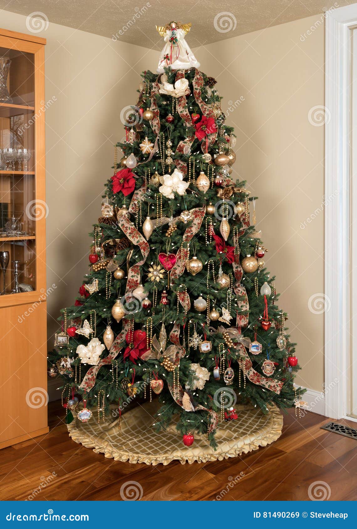 Árvore De Natal Decorada Na Sala De Visitas Moderna Imagem de Stock - Imagem de anjo, alto: 81490269 Árvore De Natal Decorada Na Sala De Visitas Moderna Imagem de Stock - Imagem de anjo, alto: 81490269