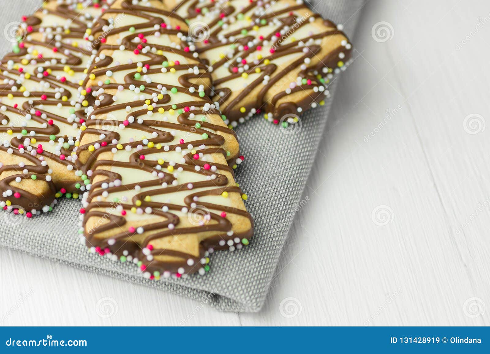 A árvore De Natal Deu Forma às Cookies De Biscoito Amanteigado Decoradas Com Crosta De Gelo Que Do Chocolate O Açúcar Colorido Po Imagem de Stock - Imagem de caseira, multicolorido: 131428919 A árvore De Natal Deu Forma às Cookies De Biscoito Amanteigado Decoradas Com Crosta De Gelo Que Do Chocolate O Açúcar Colorido Po Imagem de Stock - Imagem de caseira, multicolorido: 131428919