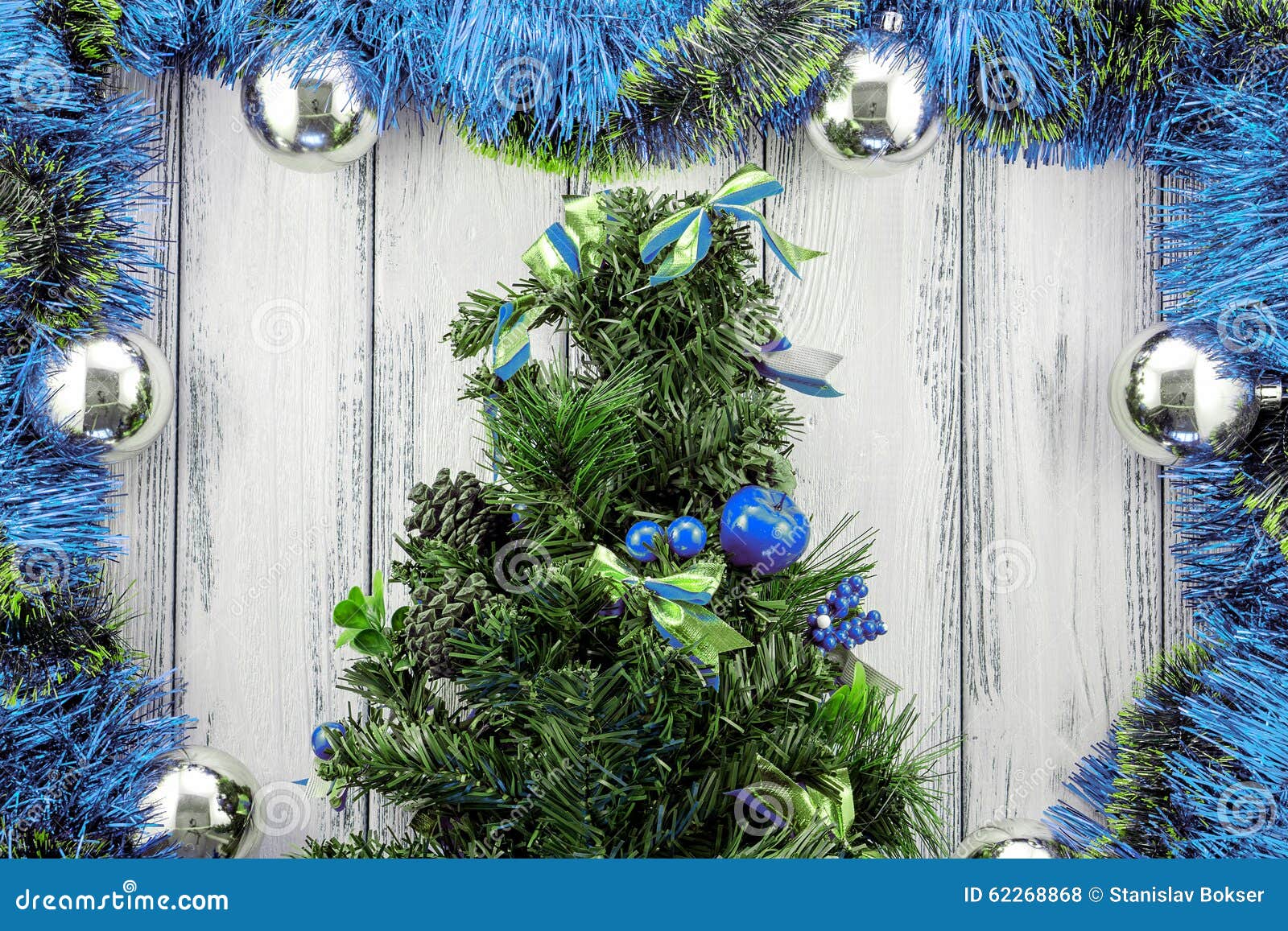 Árvore De Natal Do Tema Do Ano Novo Com a Decoração Azul E Verde E Bolas De  Prata No Fundo De Madeira Estilizado Branco Foto de Stock - Imagem de  quadro, estilo: