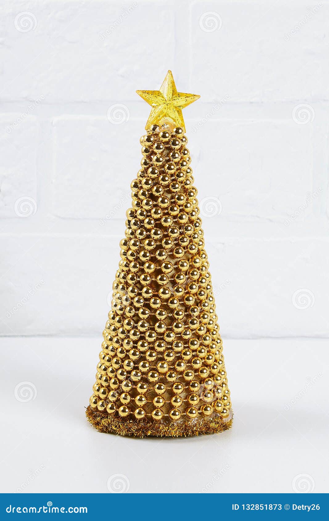 Árvore De Natal Dourada De Diy Da Festão Dos Grânulos Guia Na Foto Como  Fazer Uma árvore De Natal Decorativa Do Cartão, Estrelas, Imagem de Stock -  Imagem de feriado, tabela: 132851873