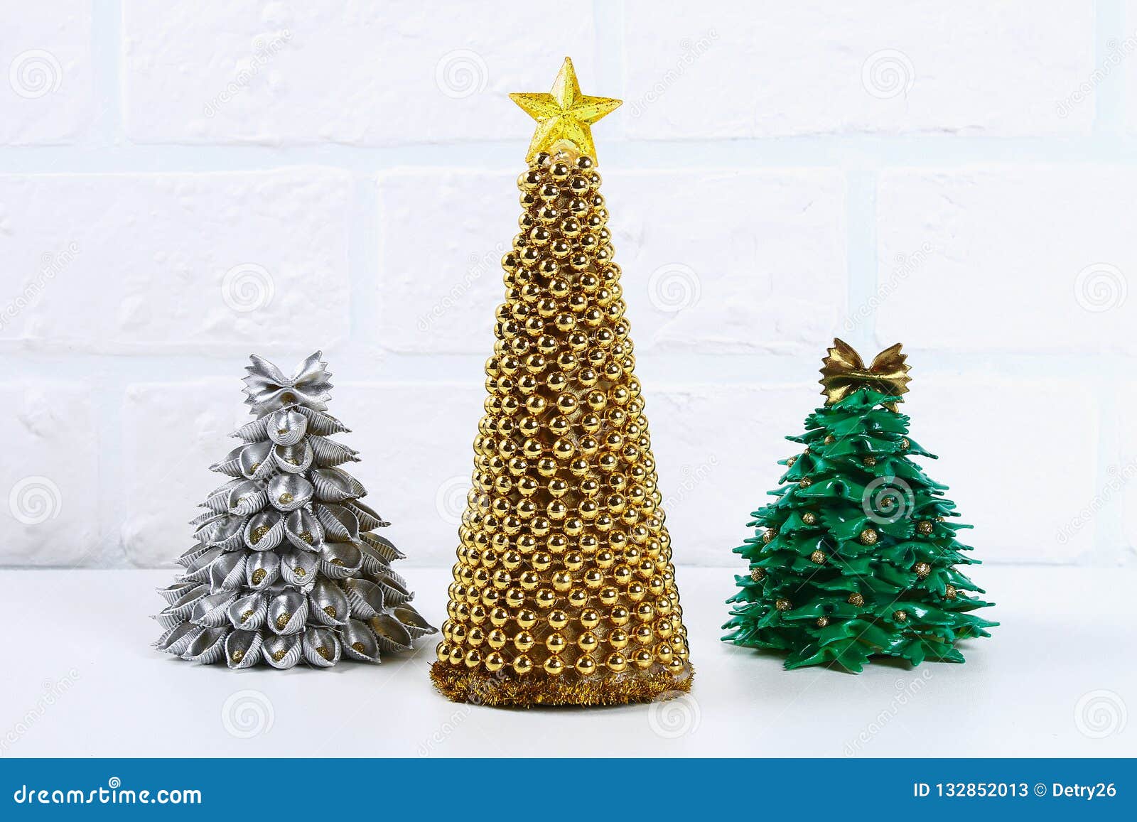 Decoração Clássica De árvore De Natal. Estrelas Douradas Na Parede Do  Quarto Ensolarado Brilhante Imagem de Stock - Imagem de parede, estrelas:  253139809