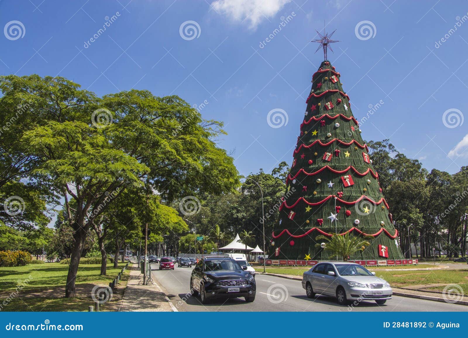A árvore De Natal Em Ibirapuera - São Paulo Fotografia Editorial - Imagem  de parque, natal: 28481892