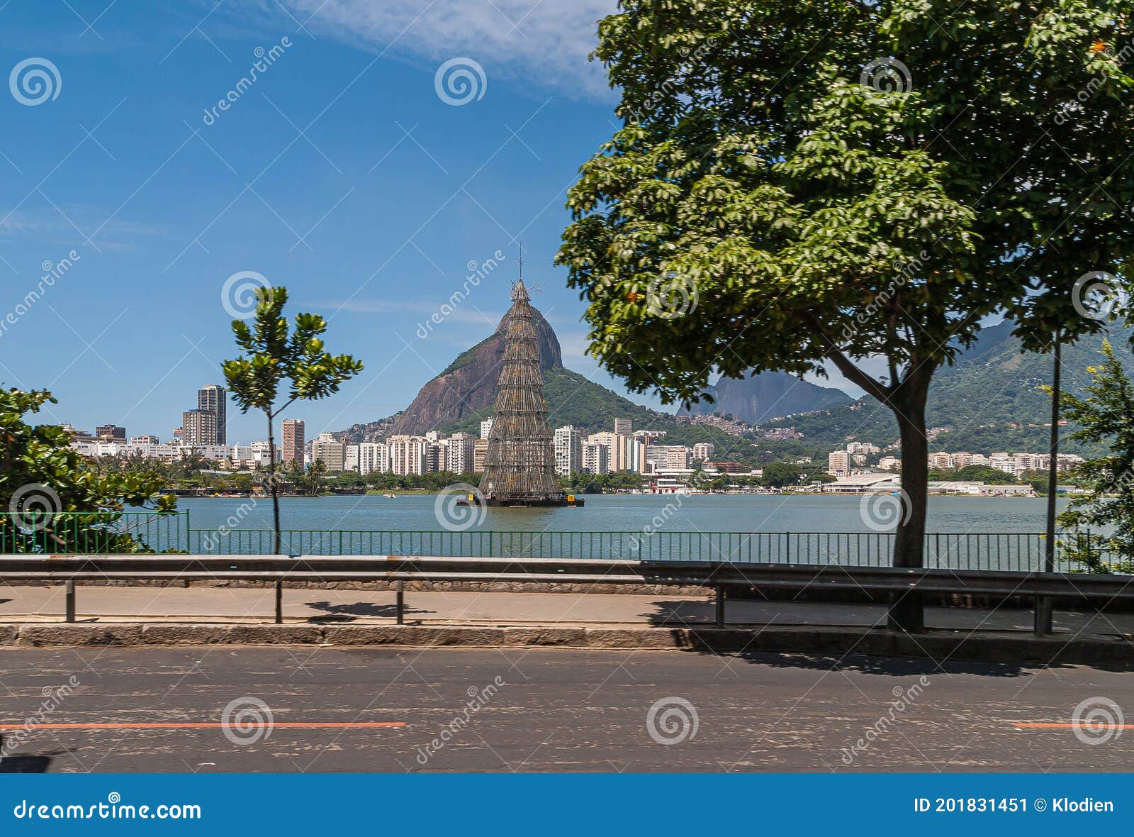 árvore De Natal Em Lagoa Rodrigo De Freitas No Rio De Janeiro No Brasil Foto Editorial - Imagem de oceano, janeiro: 201831451 árvore De Natal Em Lagoa Rodrigo De Freitas No Rio De Janeiro No Brasil Foto Editorial - Imagem de oceano, janeiro: 201831451