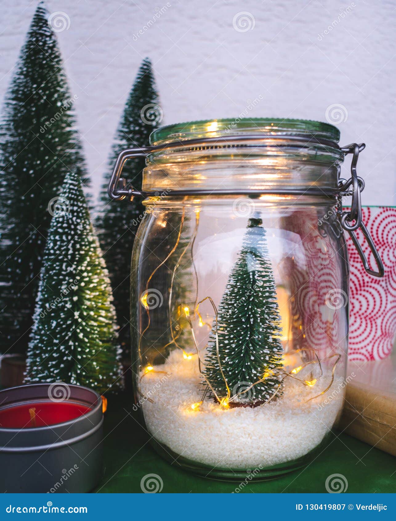 Árvore De Natal Num Frasco Com Luzes De Natal Imagem de Stock - Imagem de  verde, livro: 130419807, image size:1286x1690