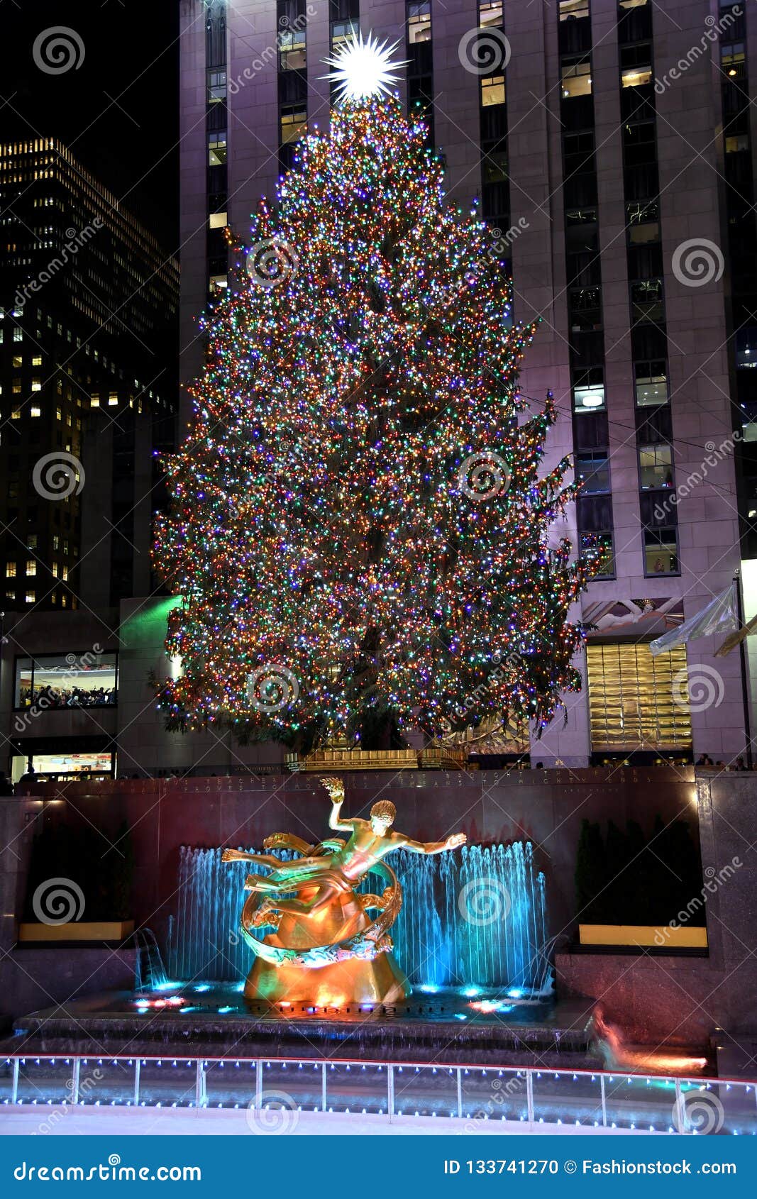 A árvore De Natal Famosa Do Rockefeller Center E Estátua Do PROMETHEUS No Rockefeller  Center Imagem Editorial - Imagem de pista, marco: 133741270