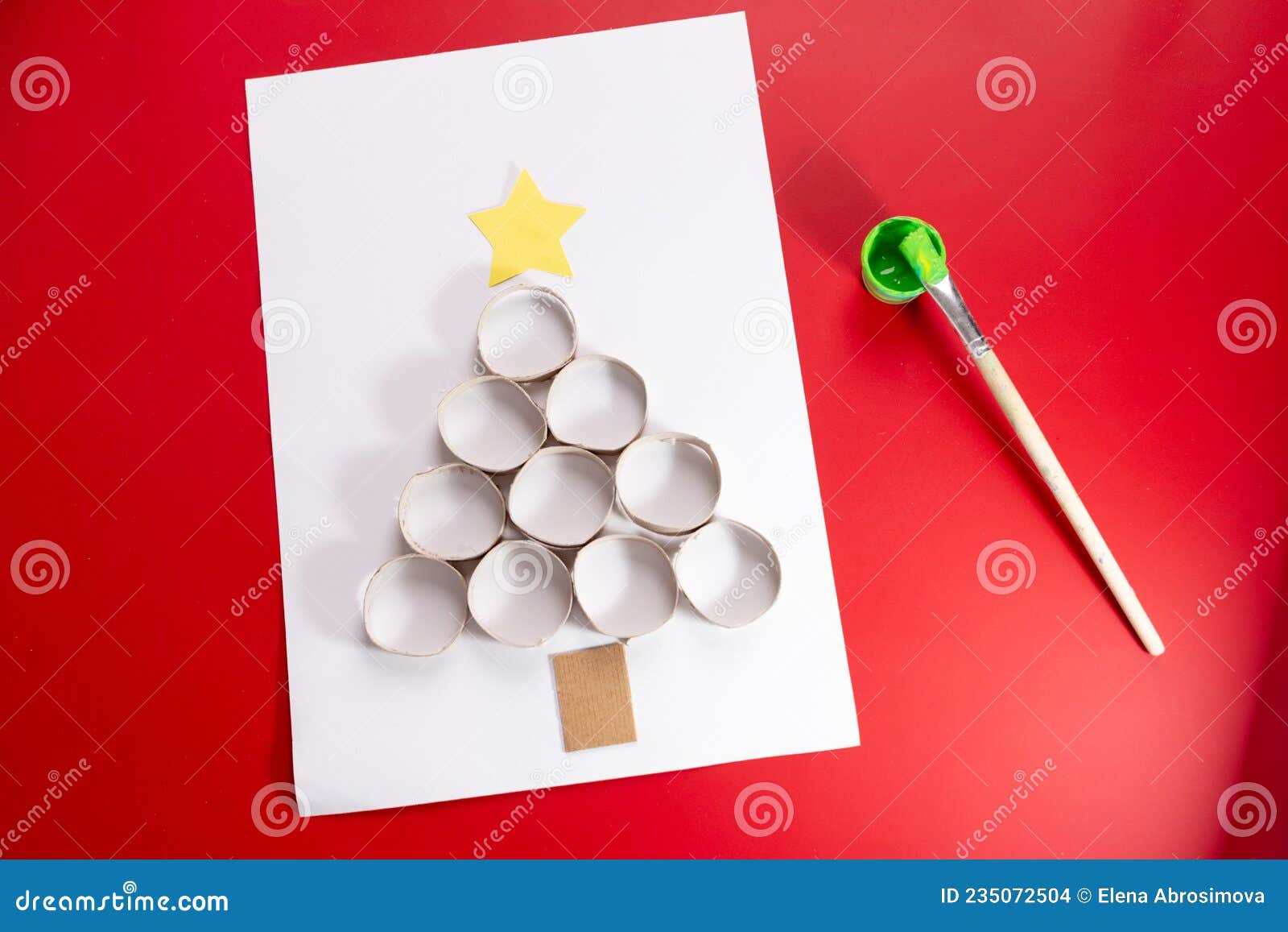 árvore De Natal Feita à Mão, Feita De Papel Higiênico, Desenho Do Cartão De  Natal Foto de Stock - Imagem de idéia, arte: 235072504