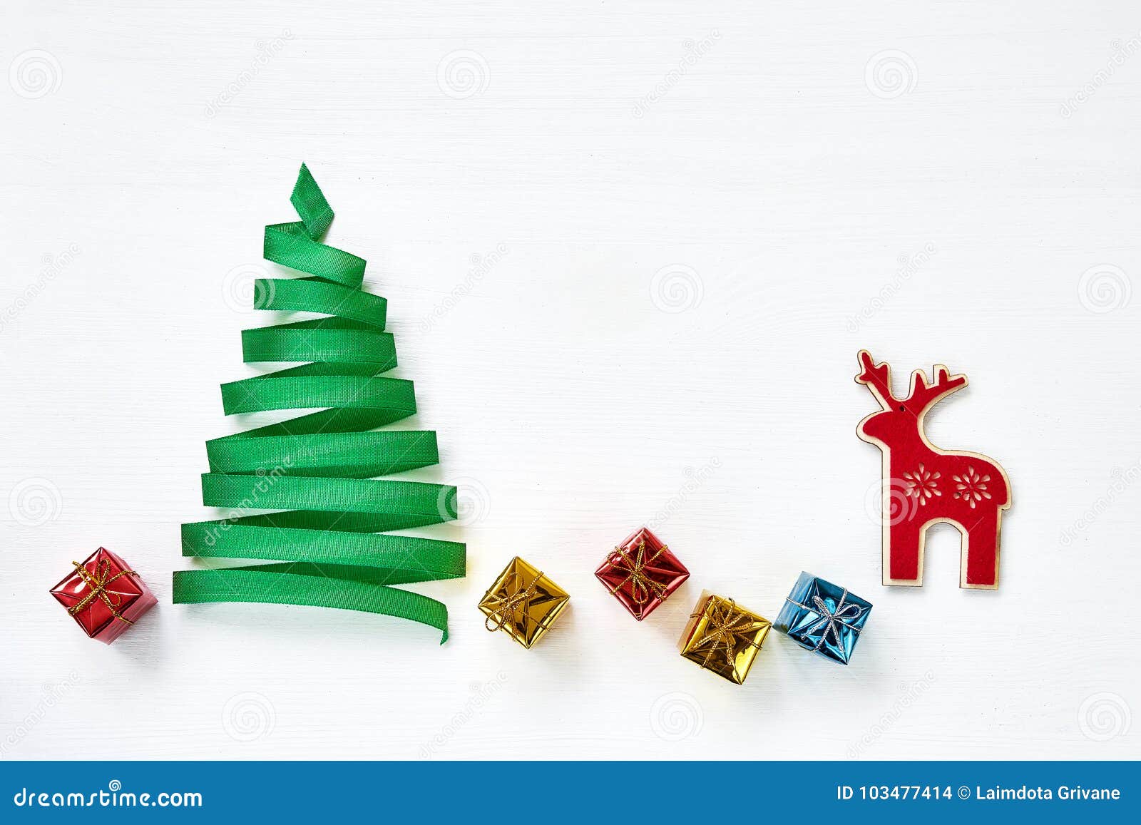 Árvore De Natal Feita Da Fita Verde Com a Decoração No Fundo Branco Foto de Stock - Imagem de caro, estilo: 103477414 Árvore De Natal Feita Da Fita Verde Com a Decoração No Fundo Branco Foto de Stock - Imagem de caro, estilo: 103477414